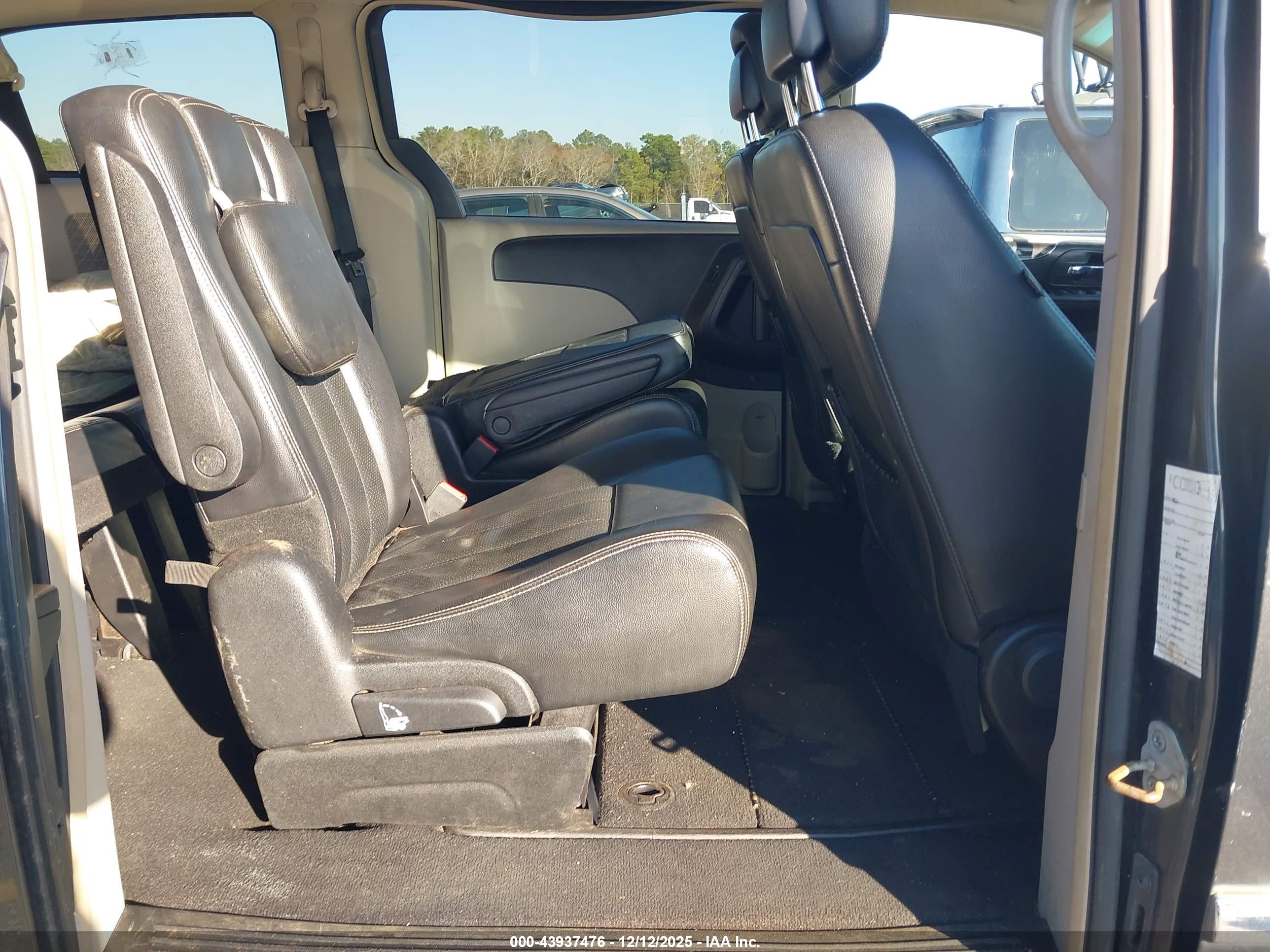 CHRYSLER TOWN image 8