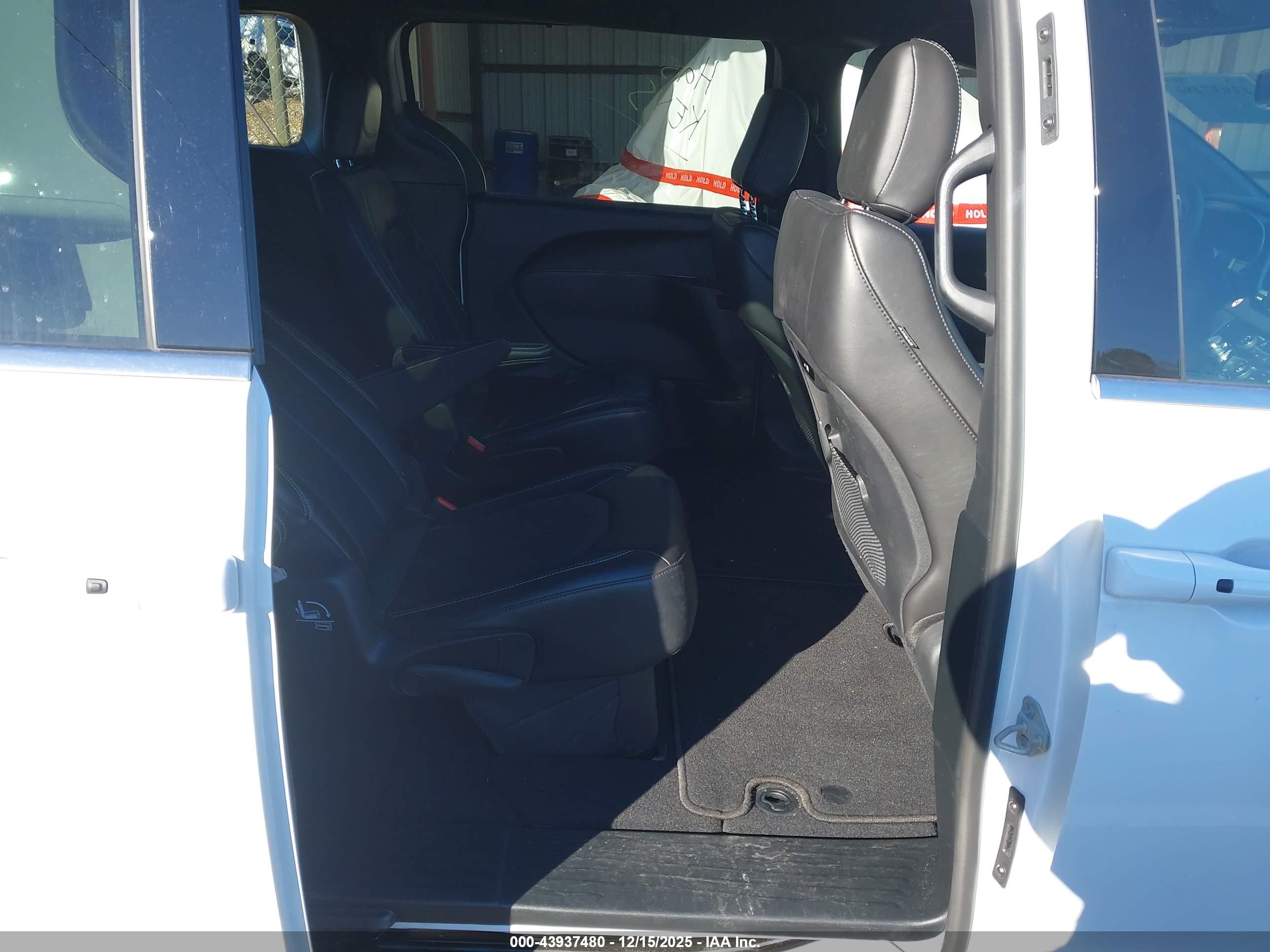 CHRYSLER PACIFICA image 8
