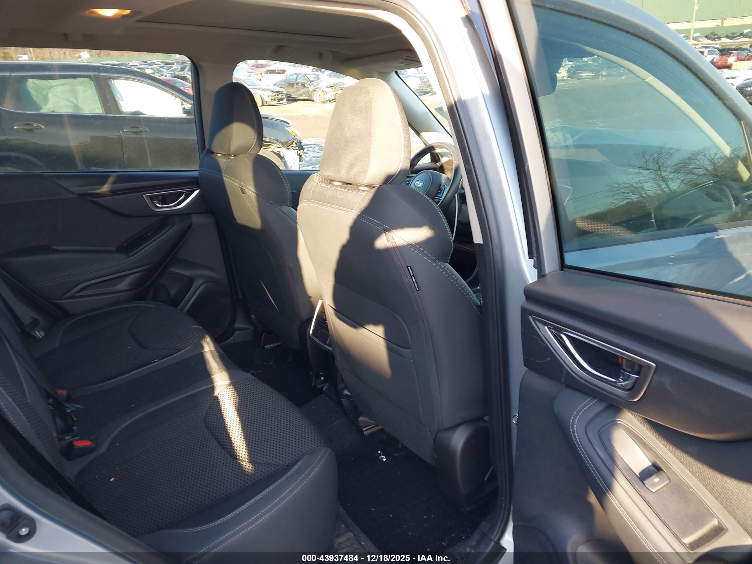 SUBARU FORESTER image 8