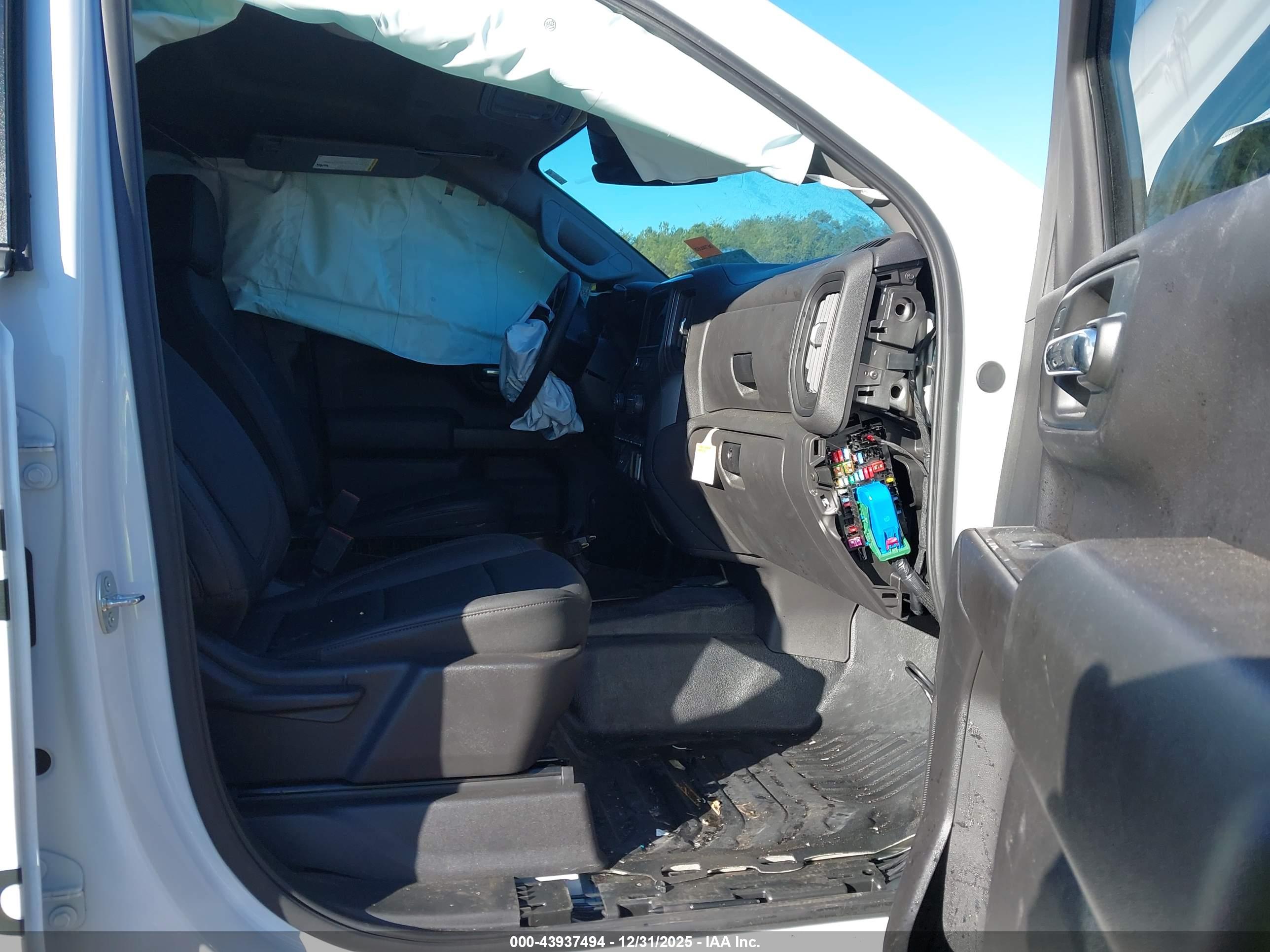 CHEVROLET SILVERADO image 5