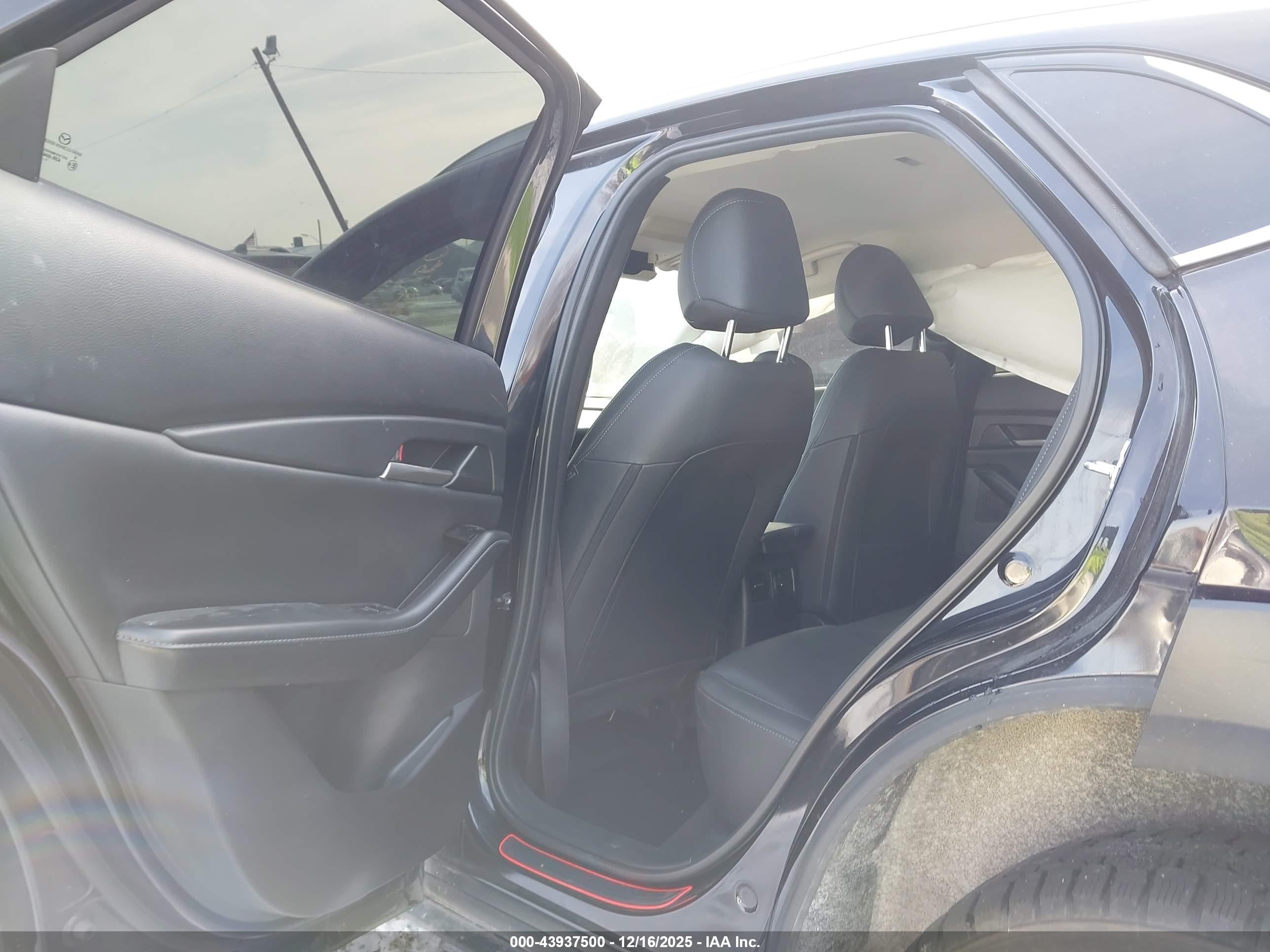 MAZDA CX-30 image 8