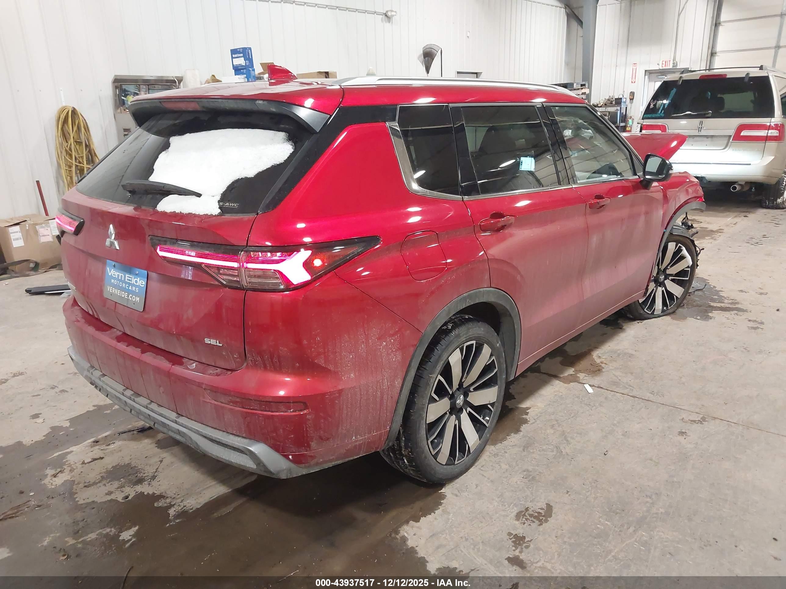 MITSUBISHI OUTLANDER image 4
