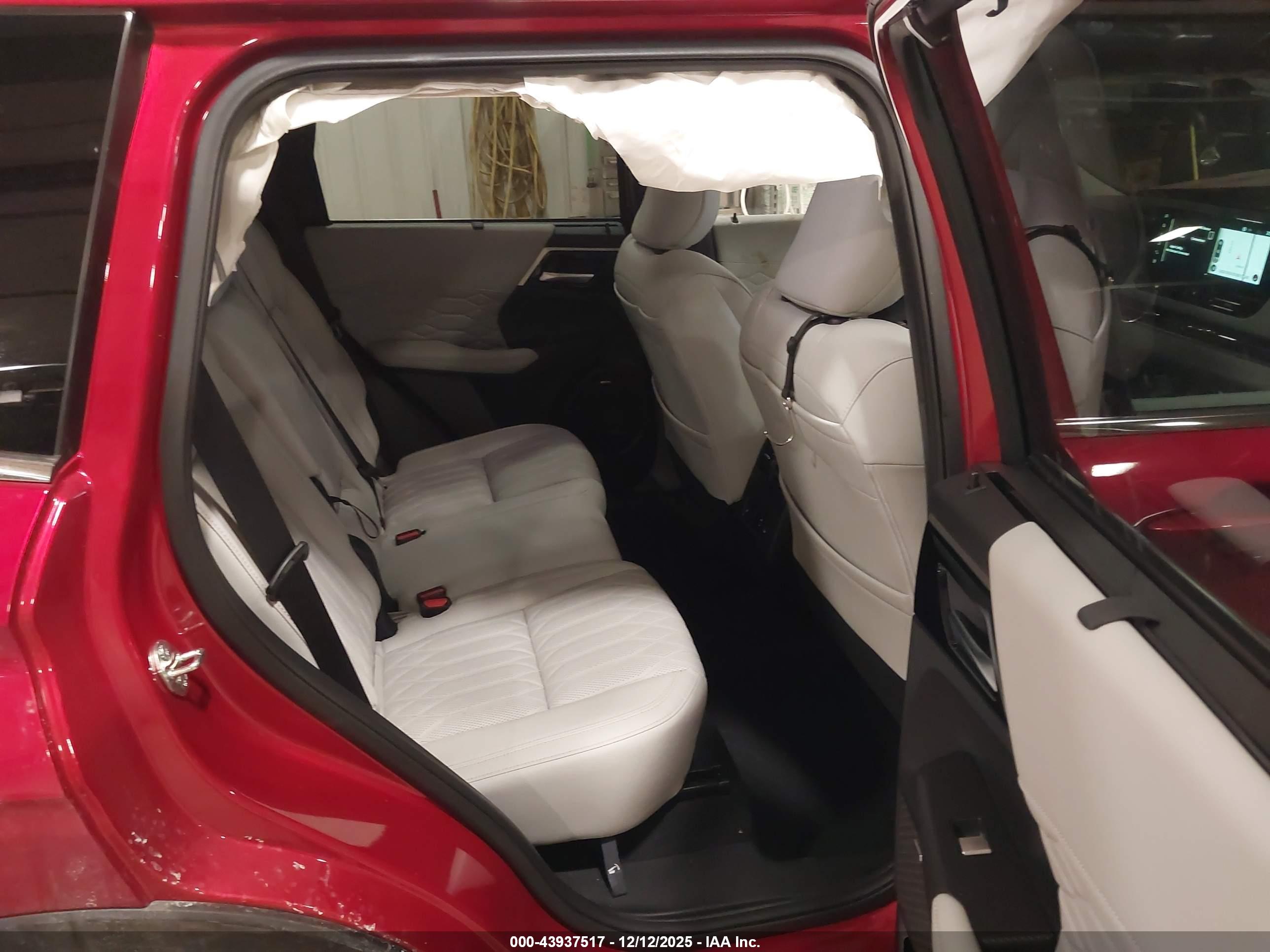 MITSUBISHI OUTLANDER image 8