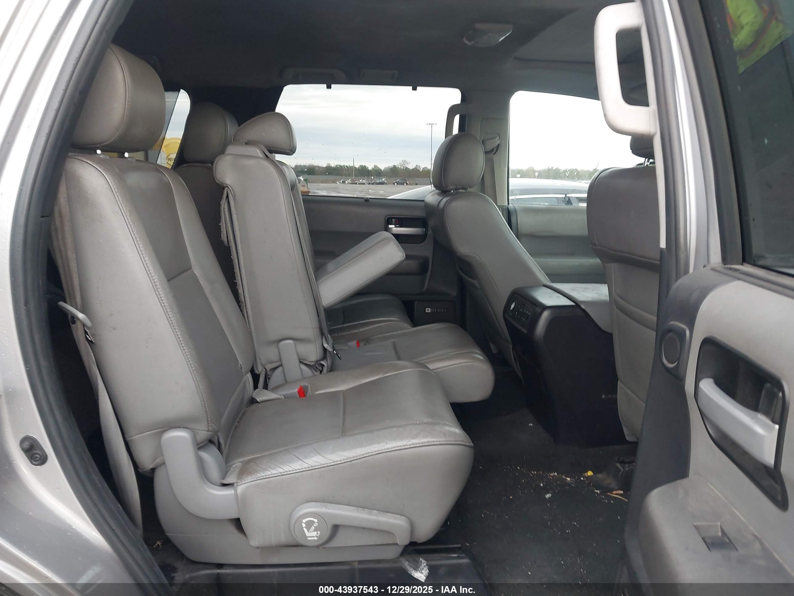 TOYOTA SEQUOIA image 8