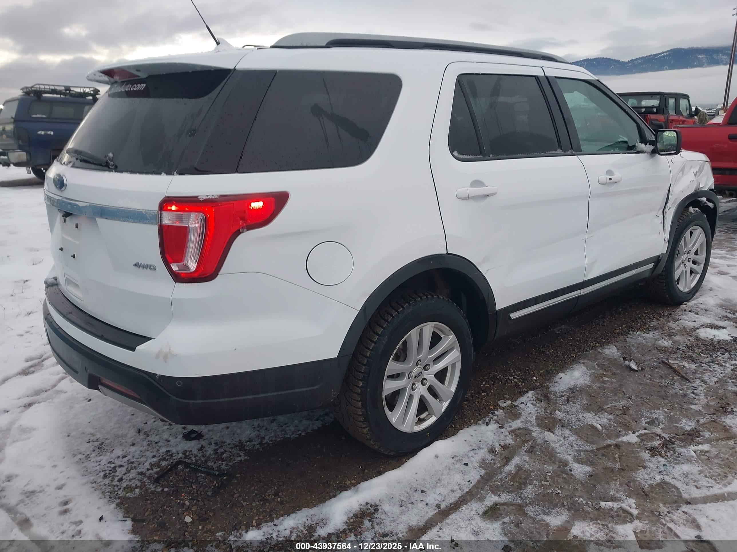 FORD EXPLORER image 4