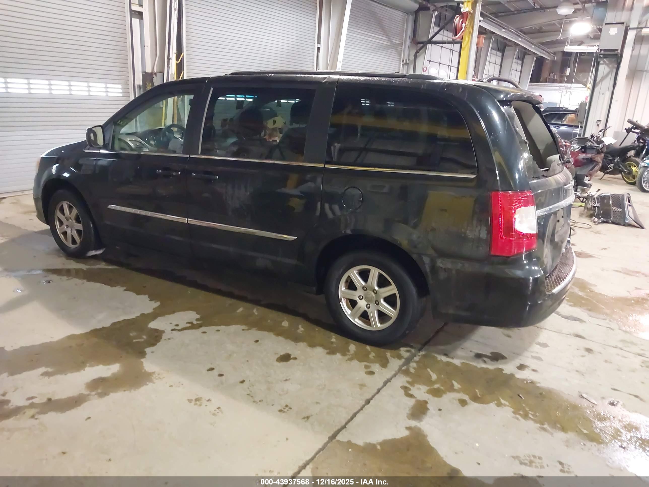 CHRYSLER TOWN image 3