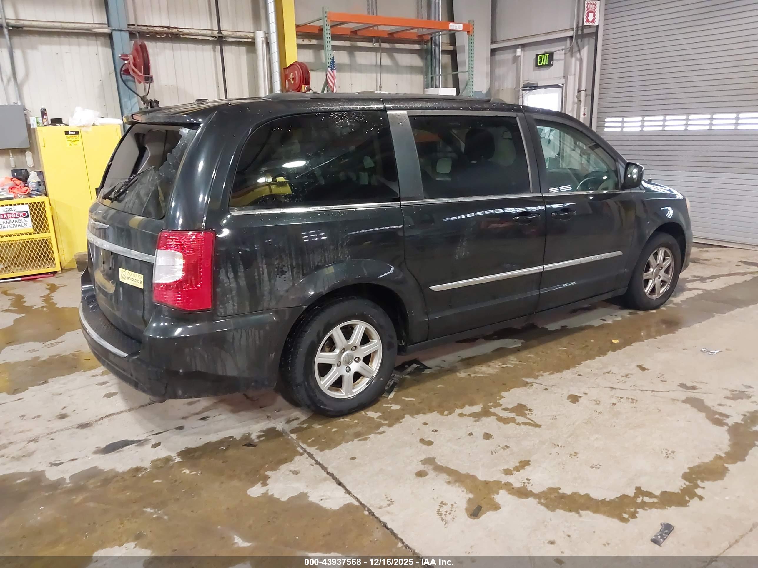 CHRYSLER TOWN image 4