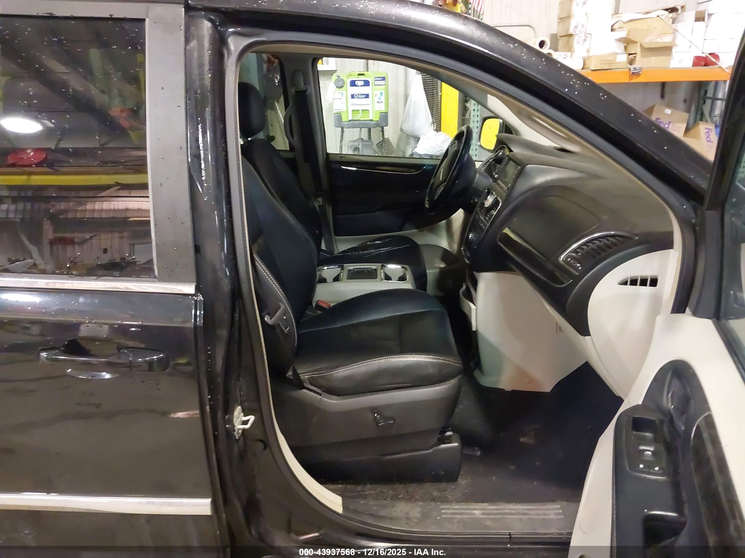 CHRYSLER TOWN image 5