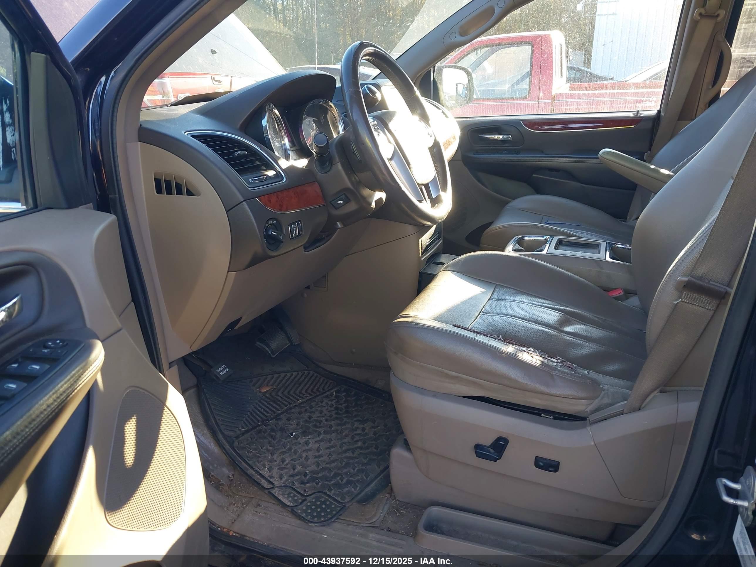 CHRYSLER TOWN image 5