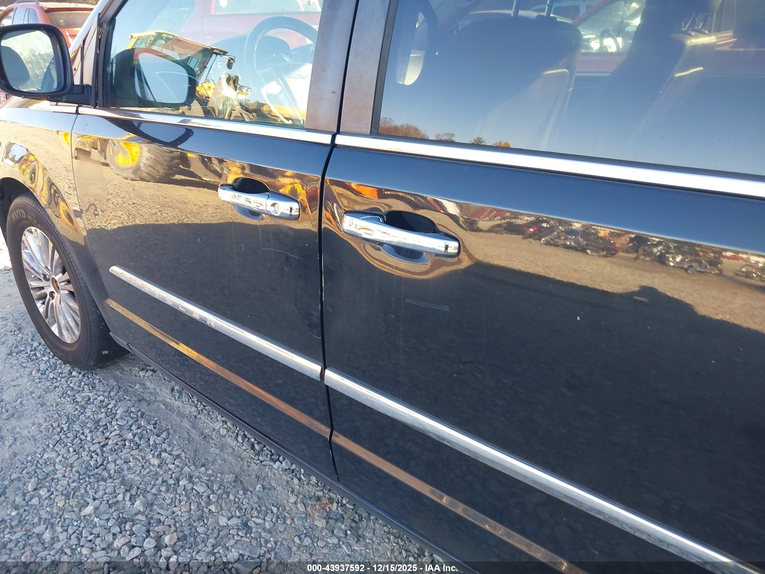 CHRYSLER TOWN image 6