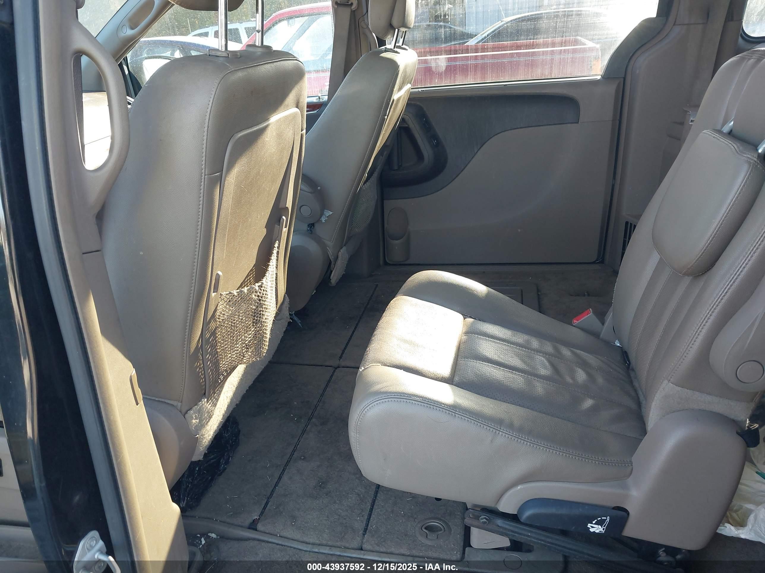 CHRYSLER TOWN image 8