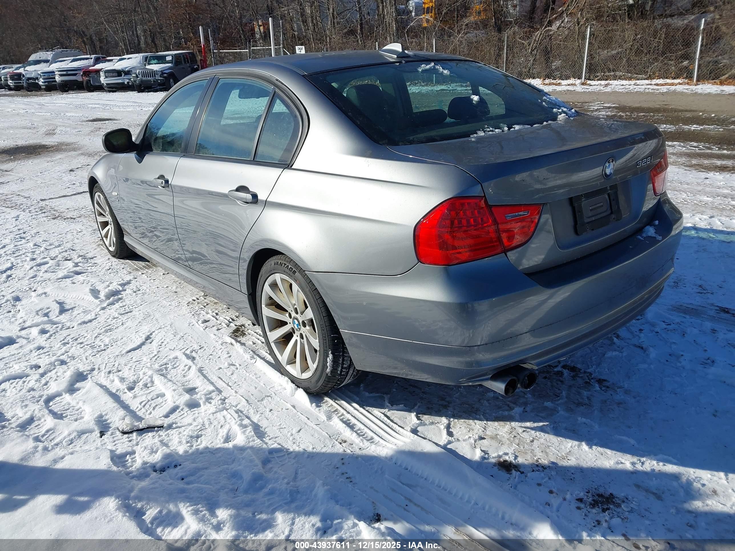 BMW 328I image 3