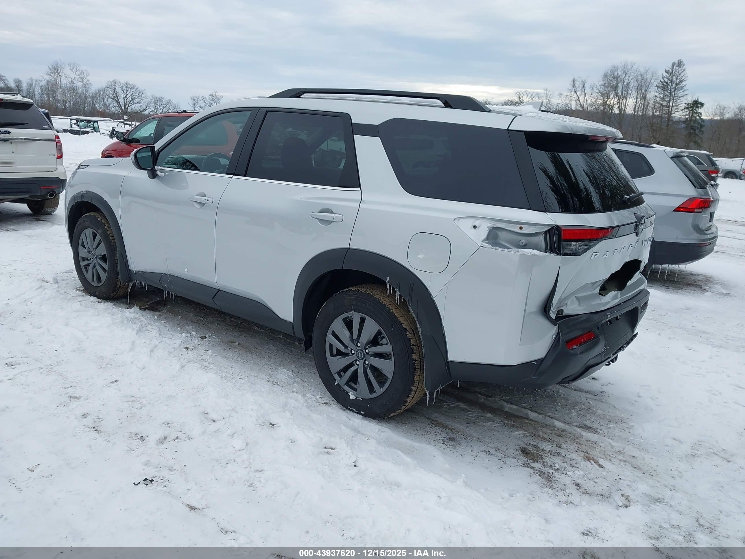 NISSAN PATHFINDER image 3