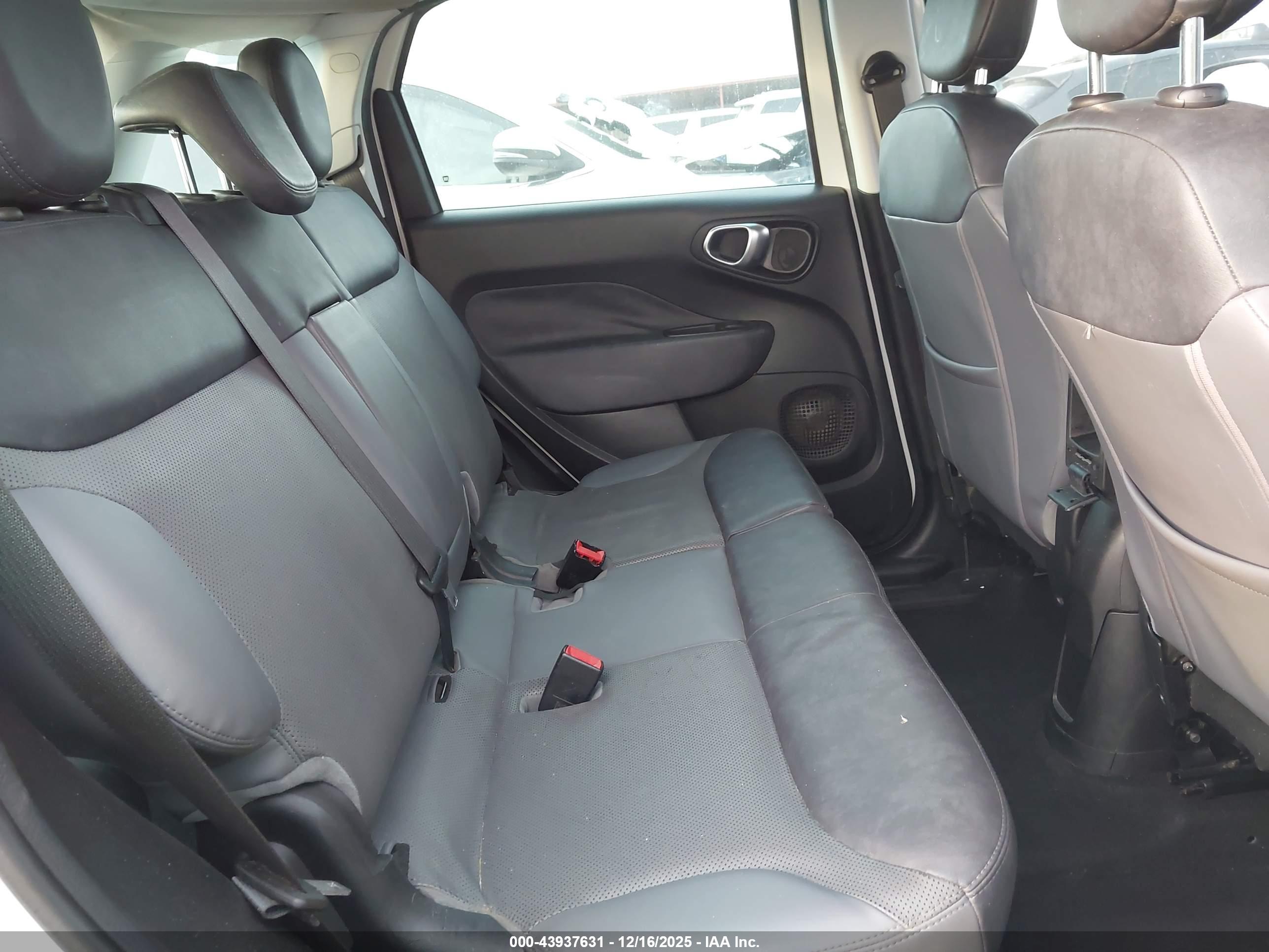 FIAT 500L image 8