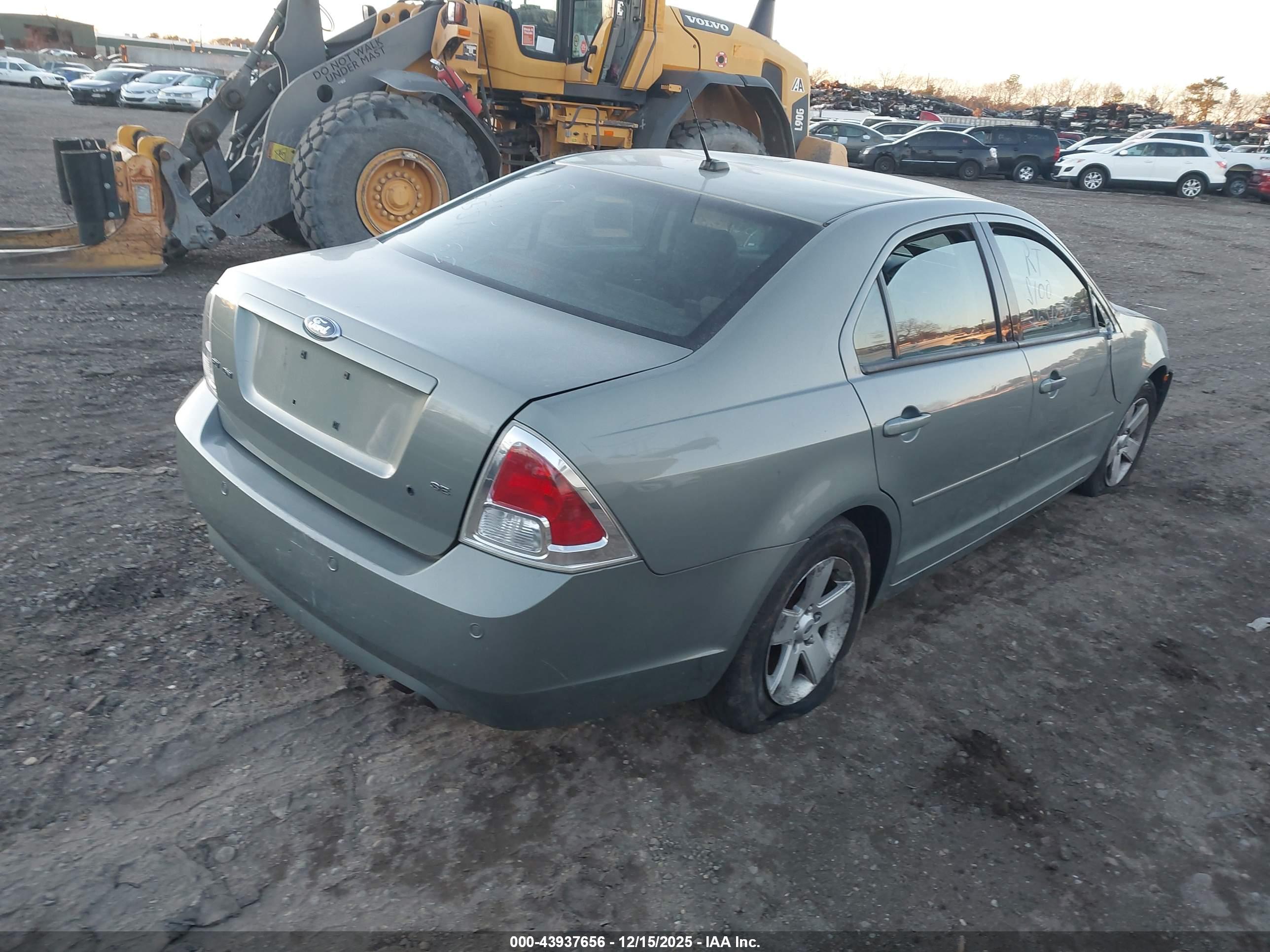 FORD FUSION image 4