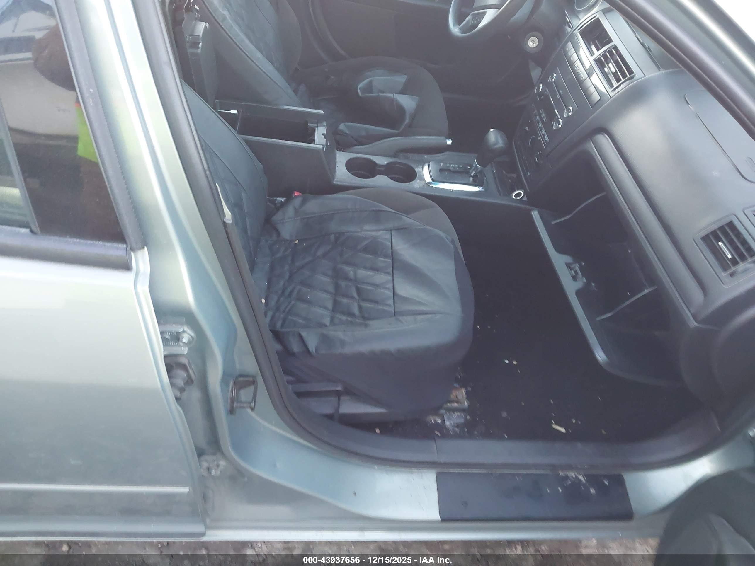FORD FUSION image 5