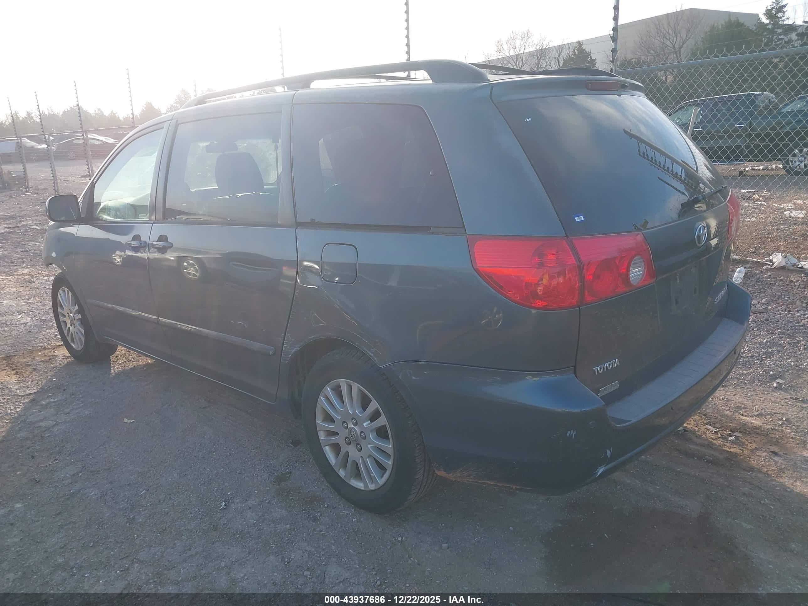 TOYOTA SIENNA image 3