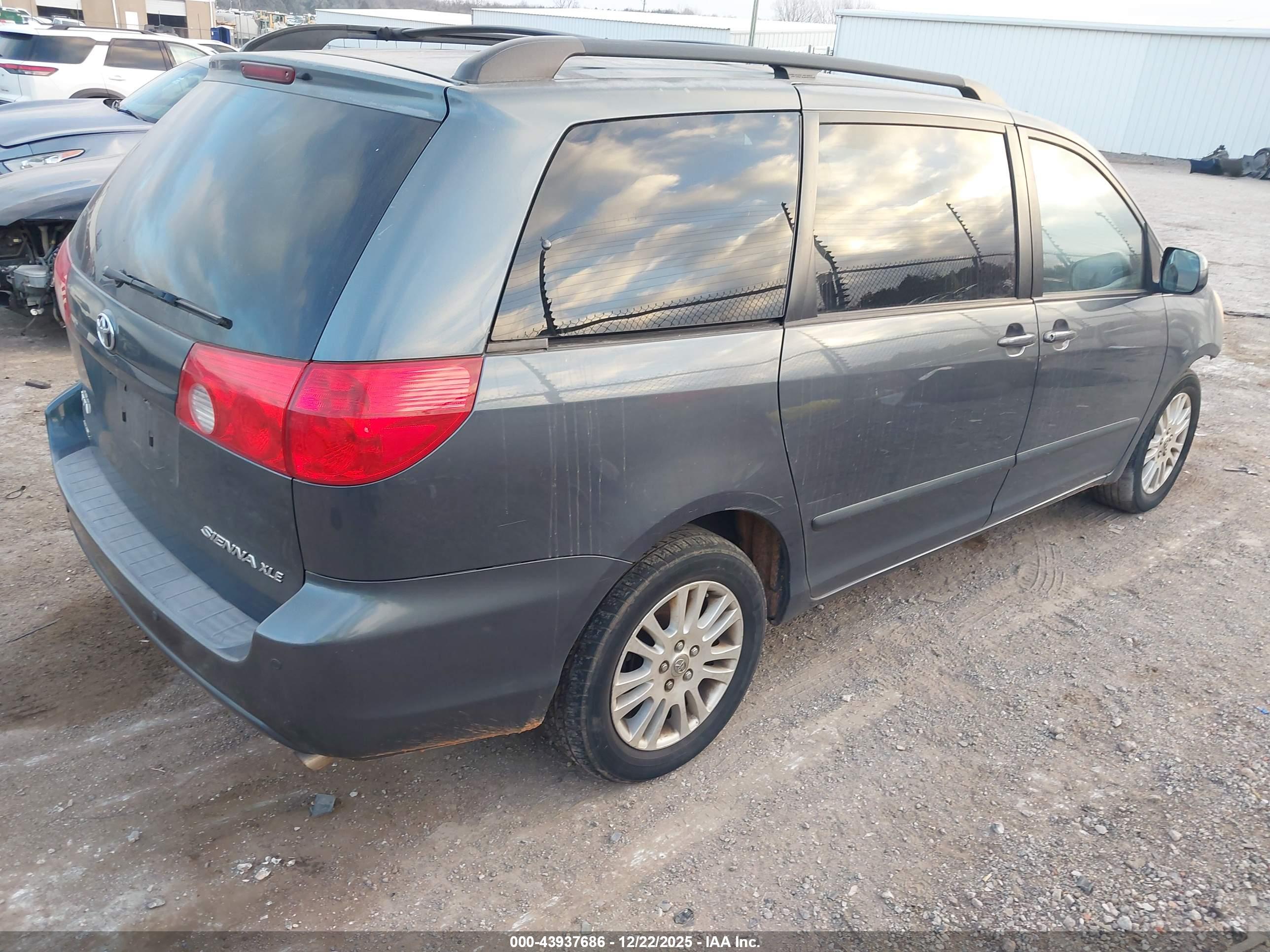 TOYOTA SIENNA image 4