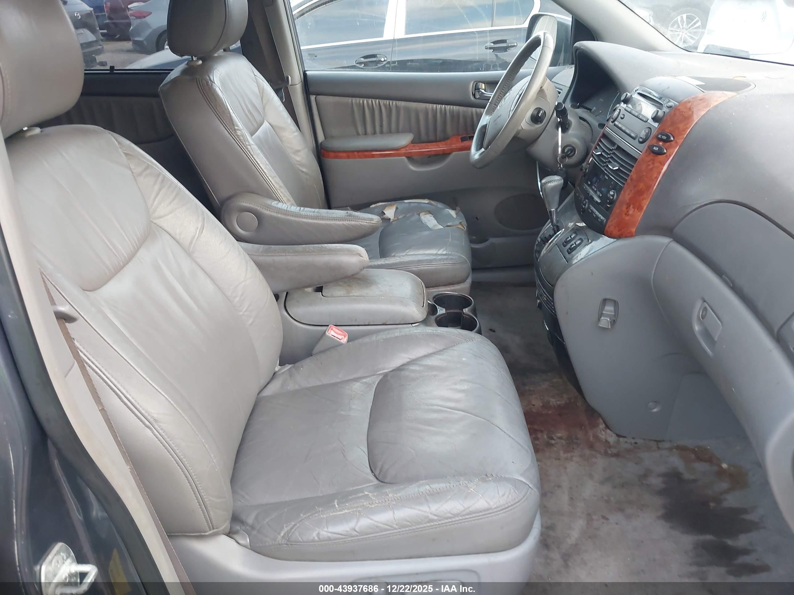 TOYOTA SIENNA image 5