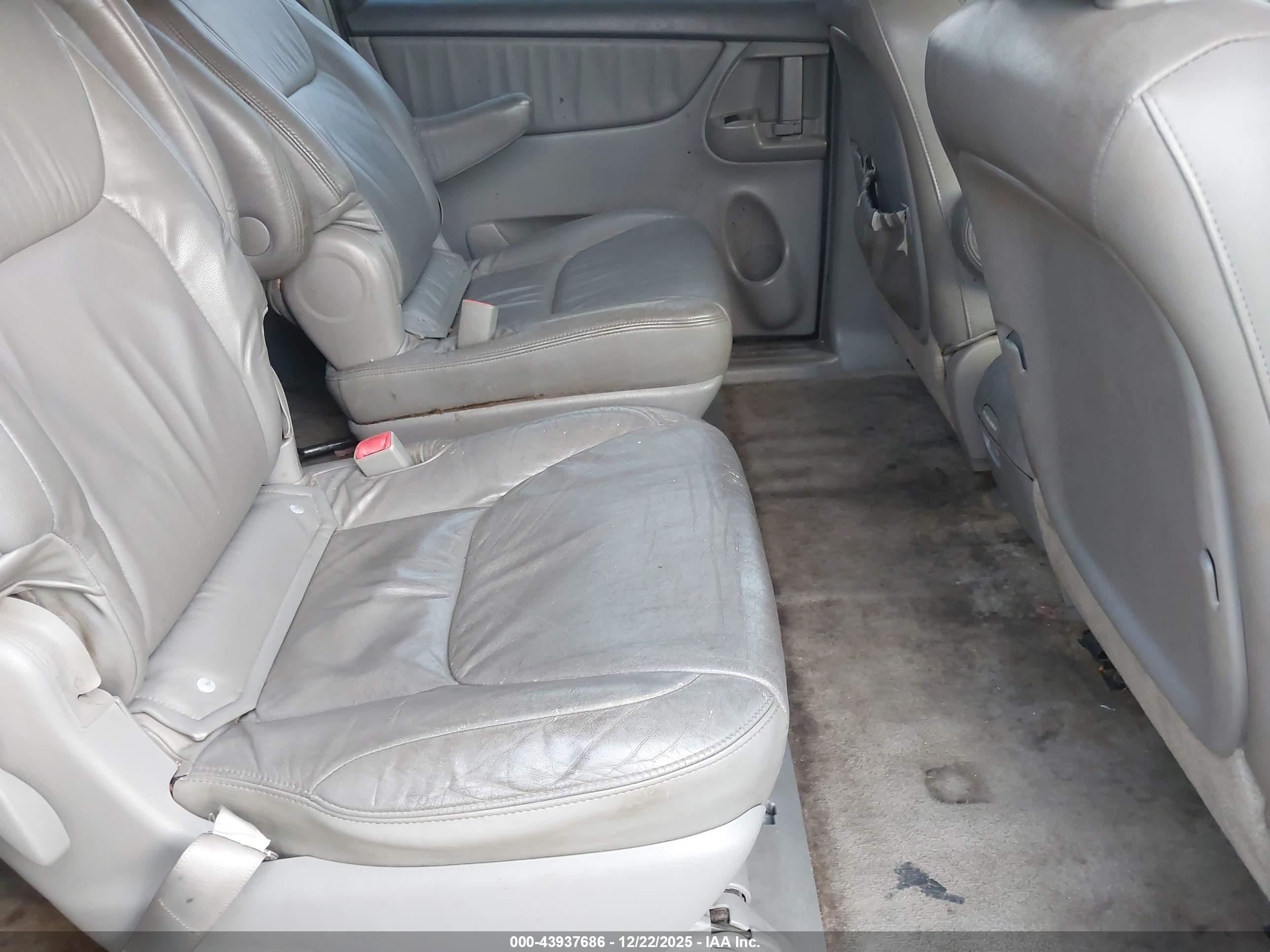 TOYOTA SIENNA image 8