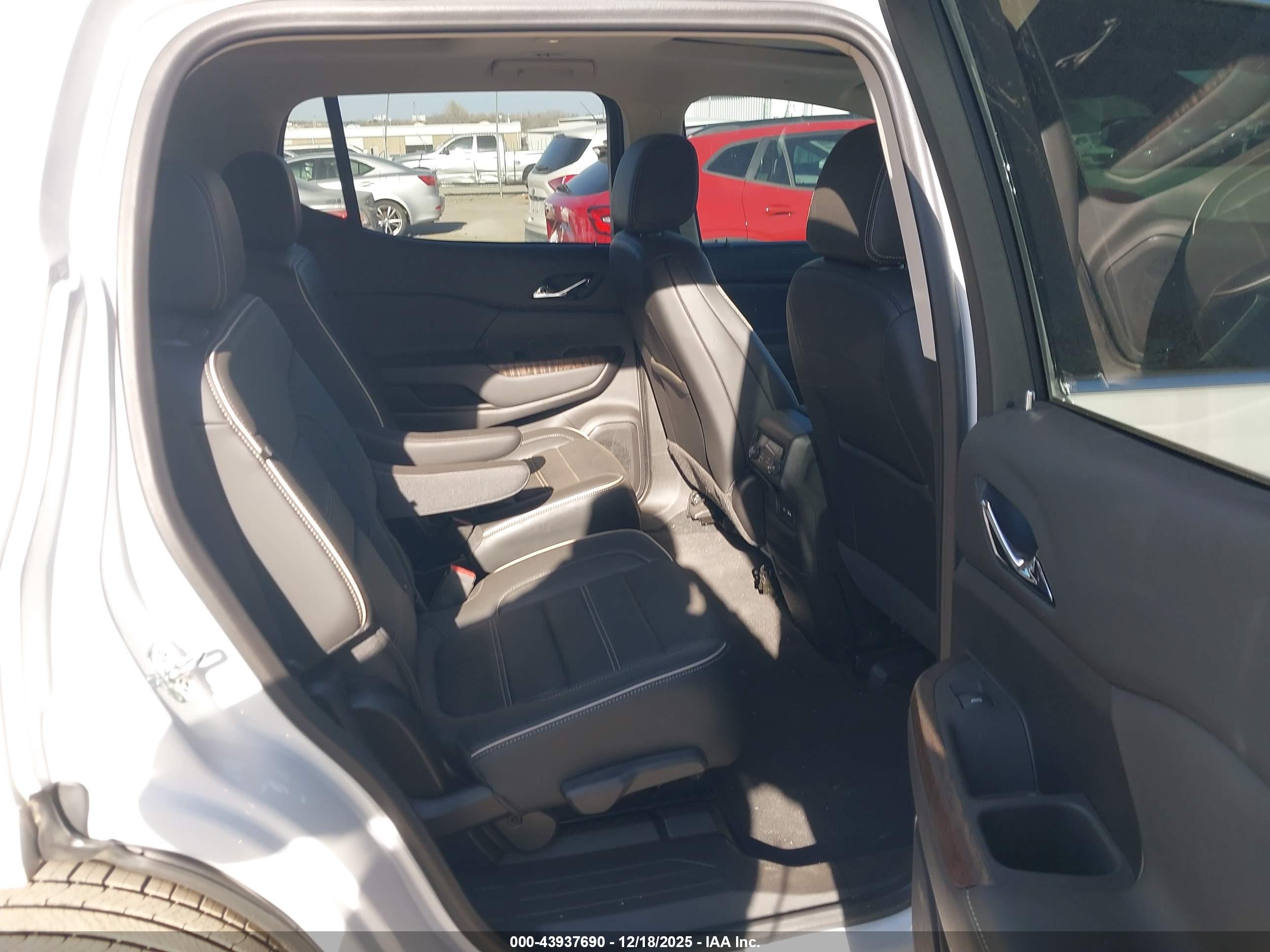 GMC ACADIA image 8