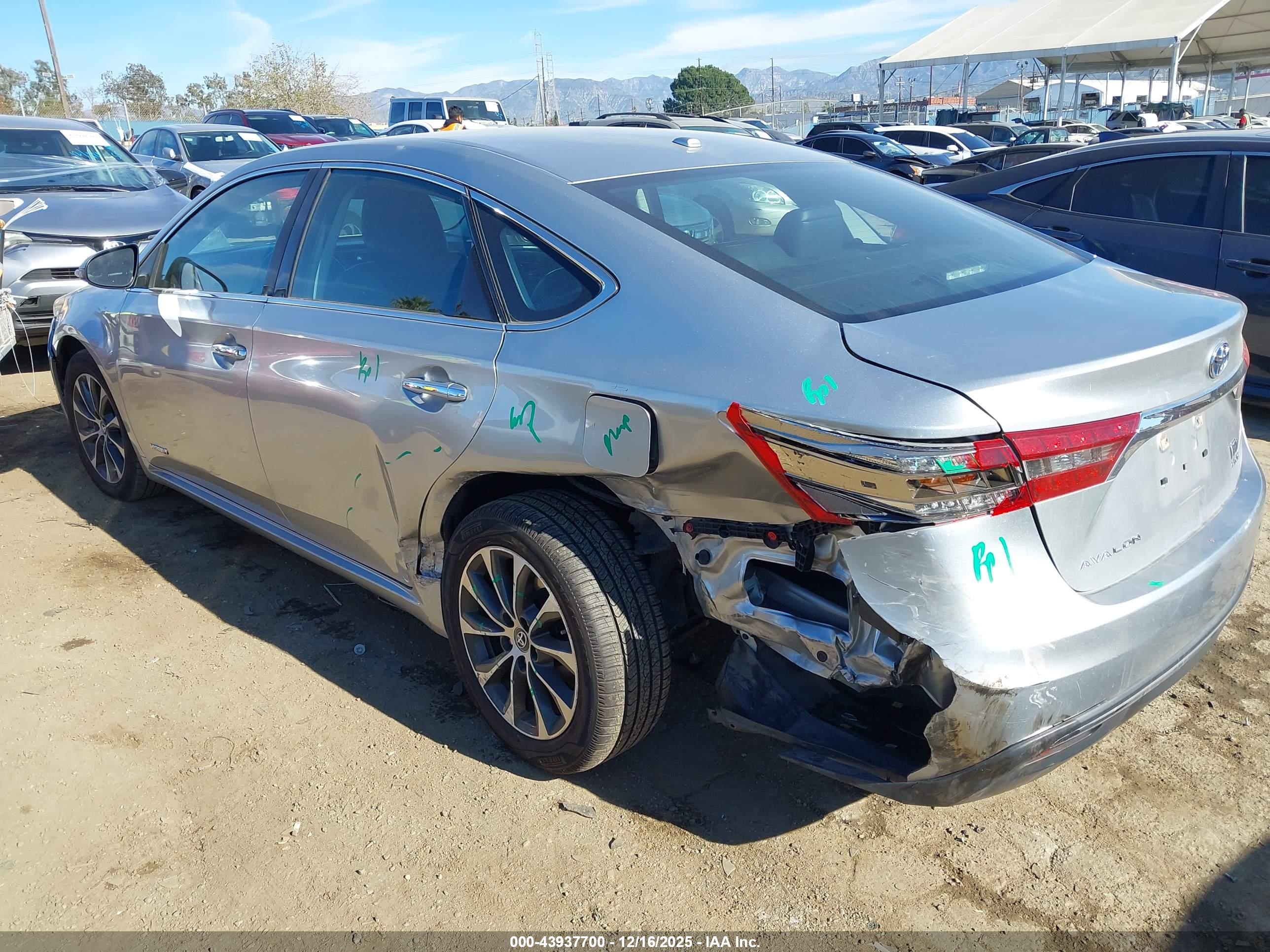 TOYOTA AVALON image 3
