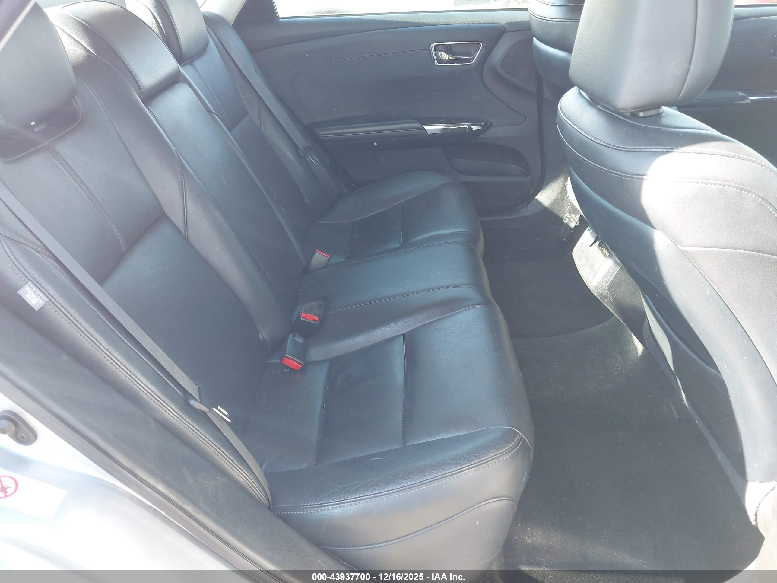 TOYOTA AVALON image 8