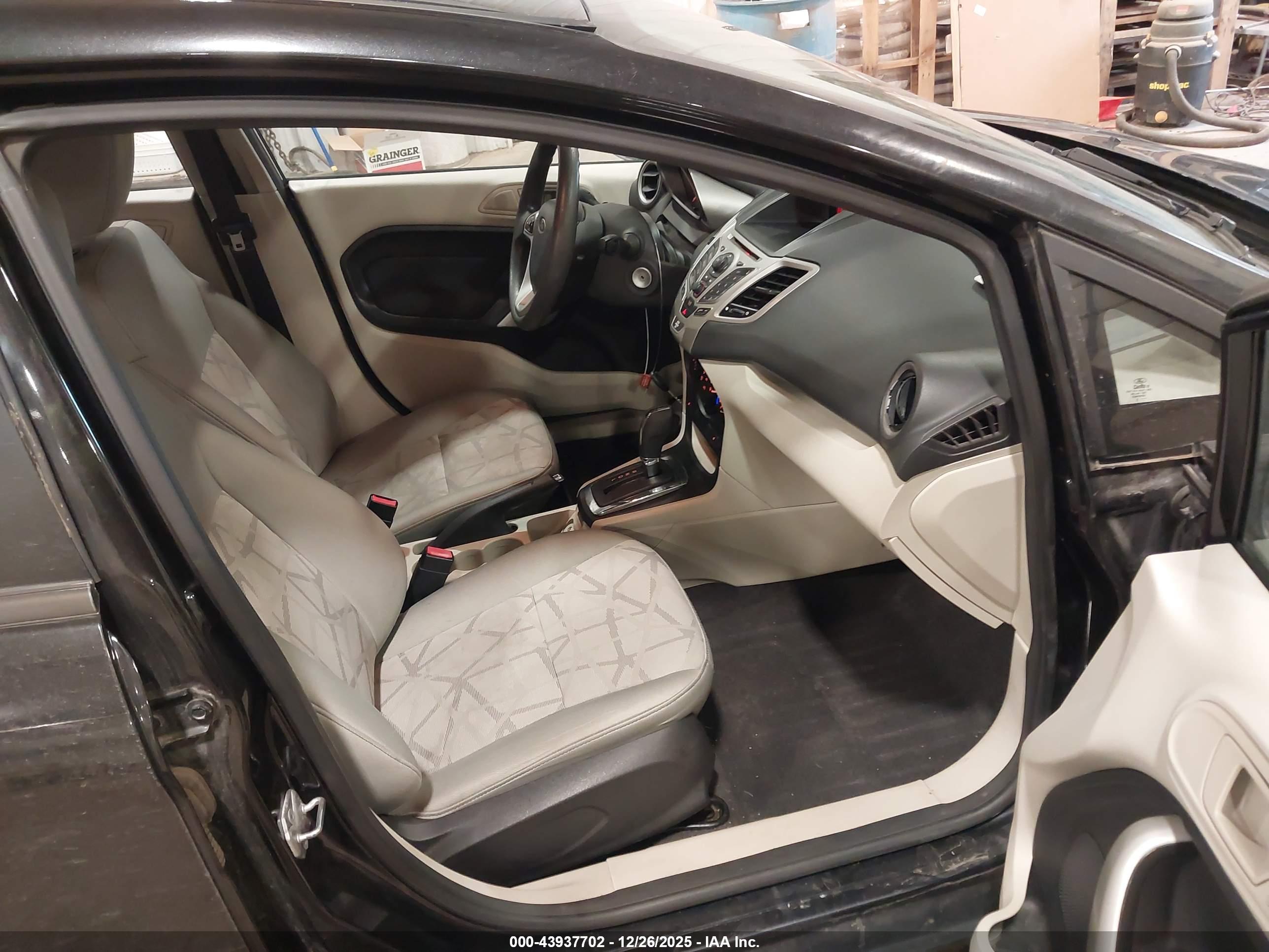 FORD FIESTA image 5