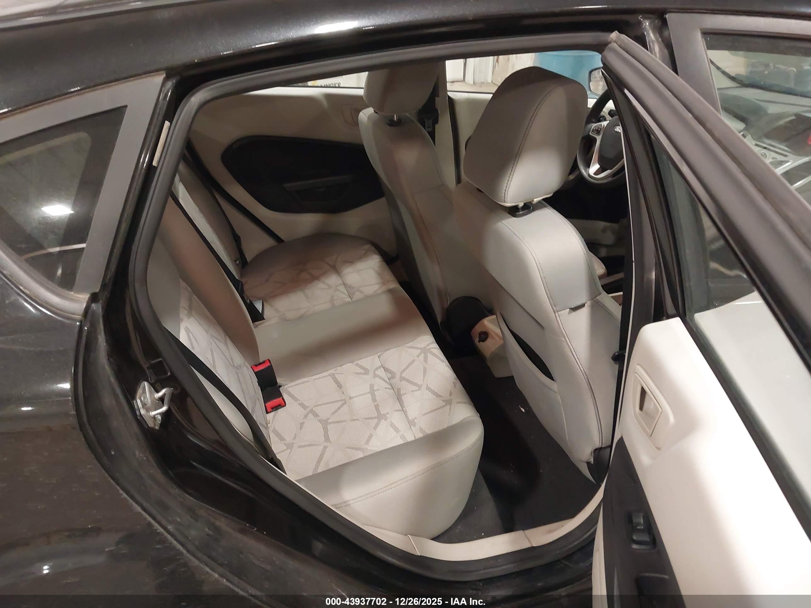 FORD FIESTA image 8