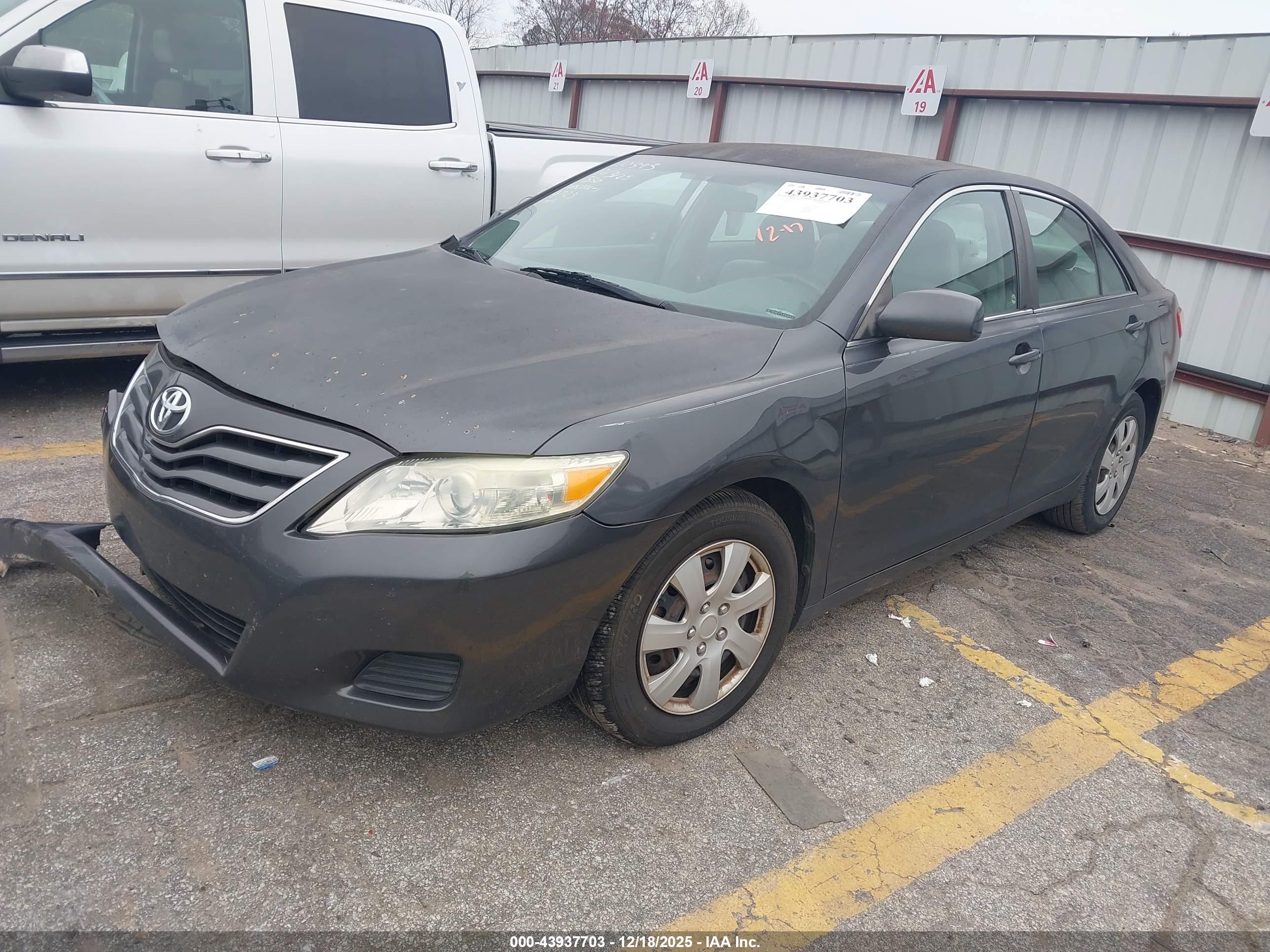 TOYOTA CAMRY image 2