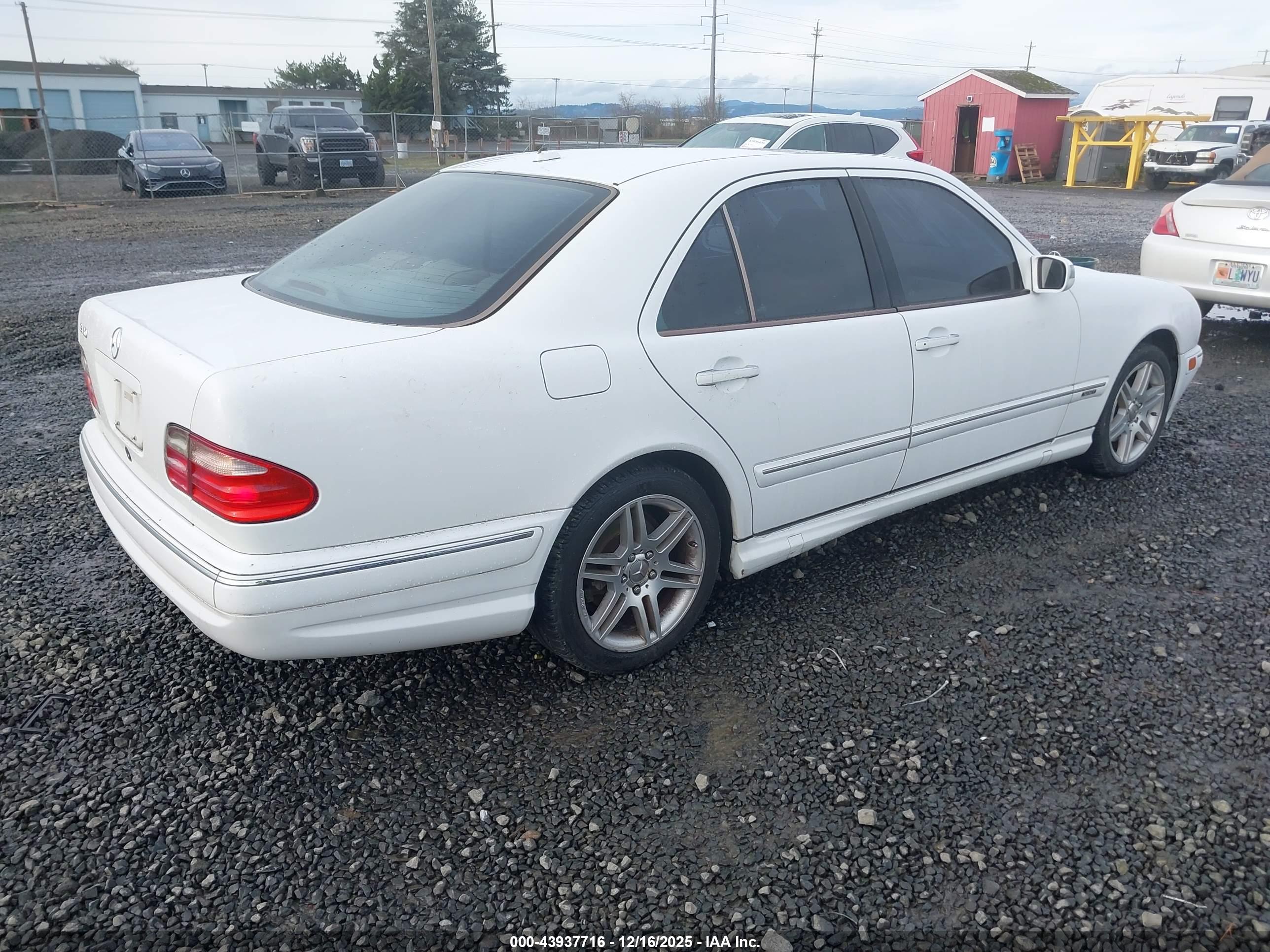 MERCEDES-BENZ E image 4