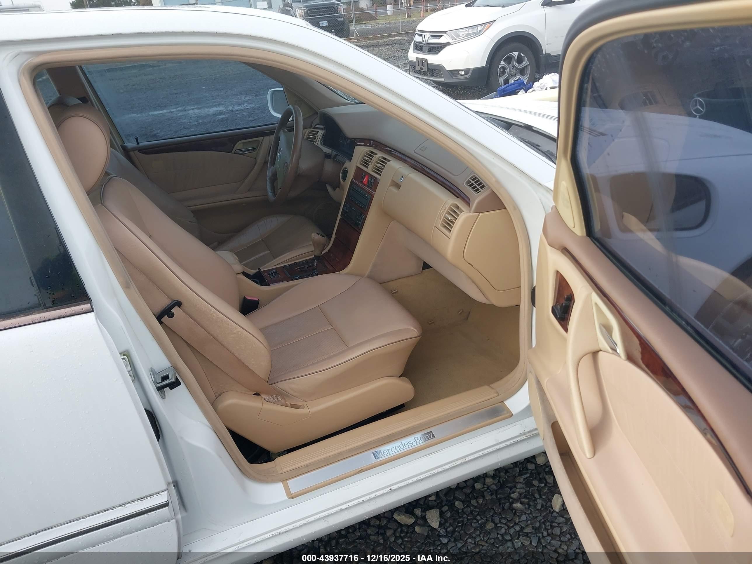 MERCEDES-BENZ E image 5