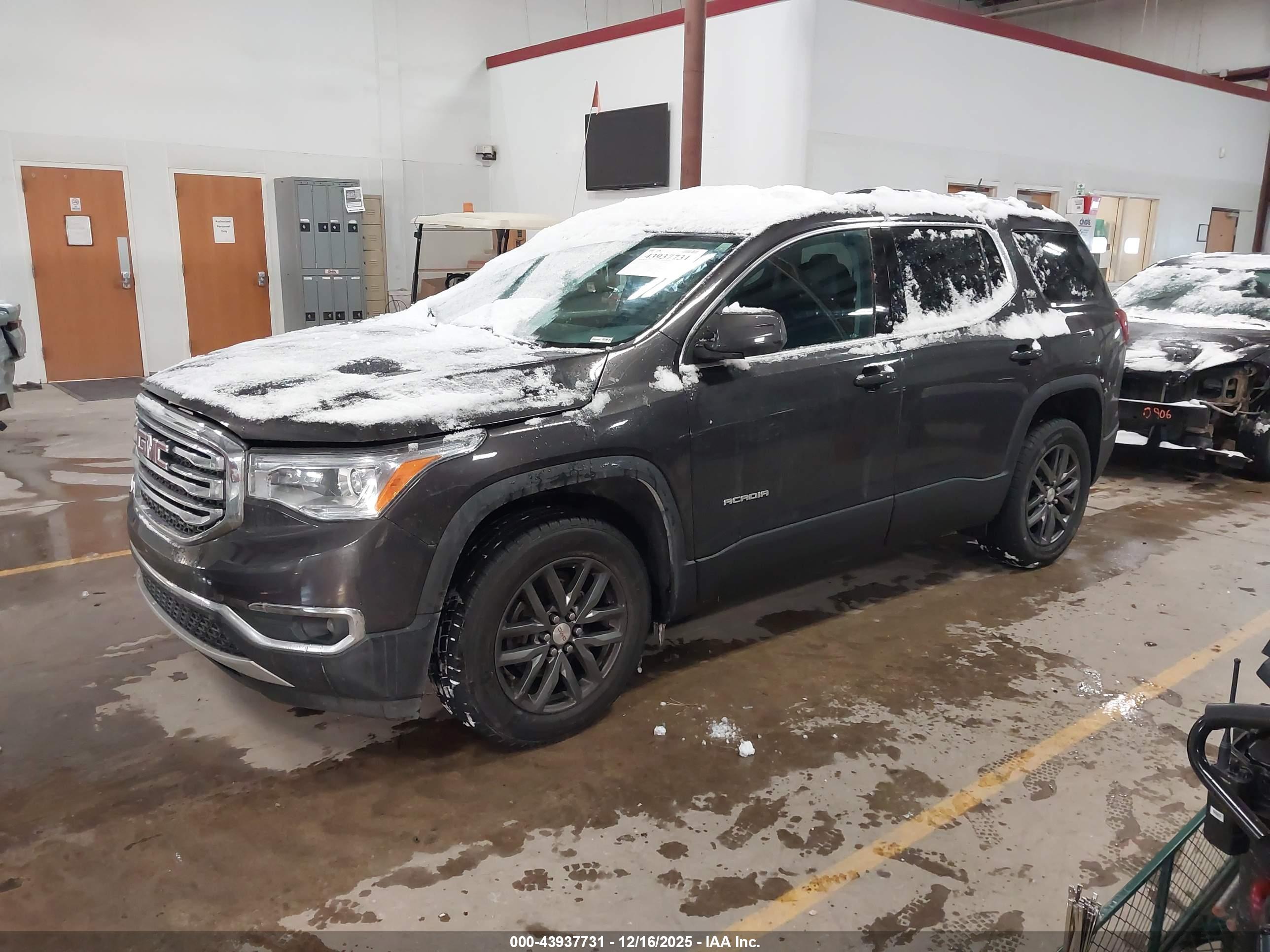 GMC ACADIA image 2
