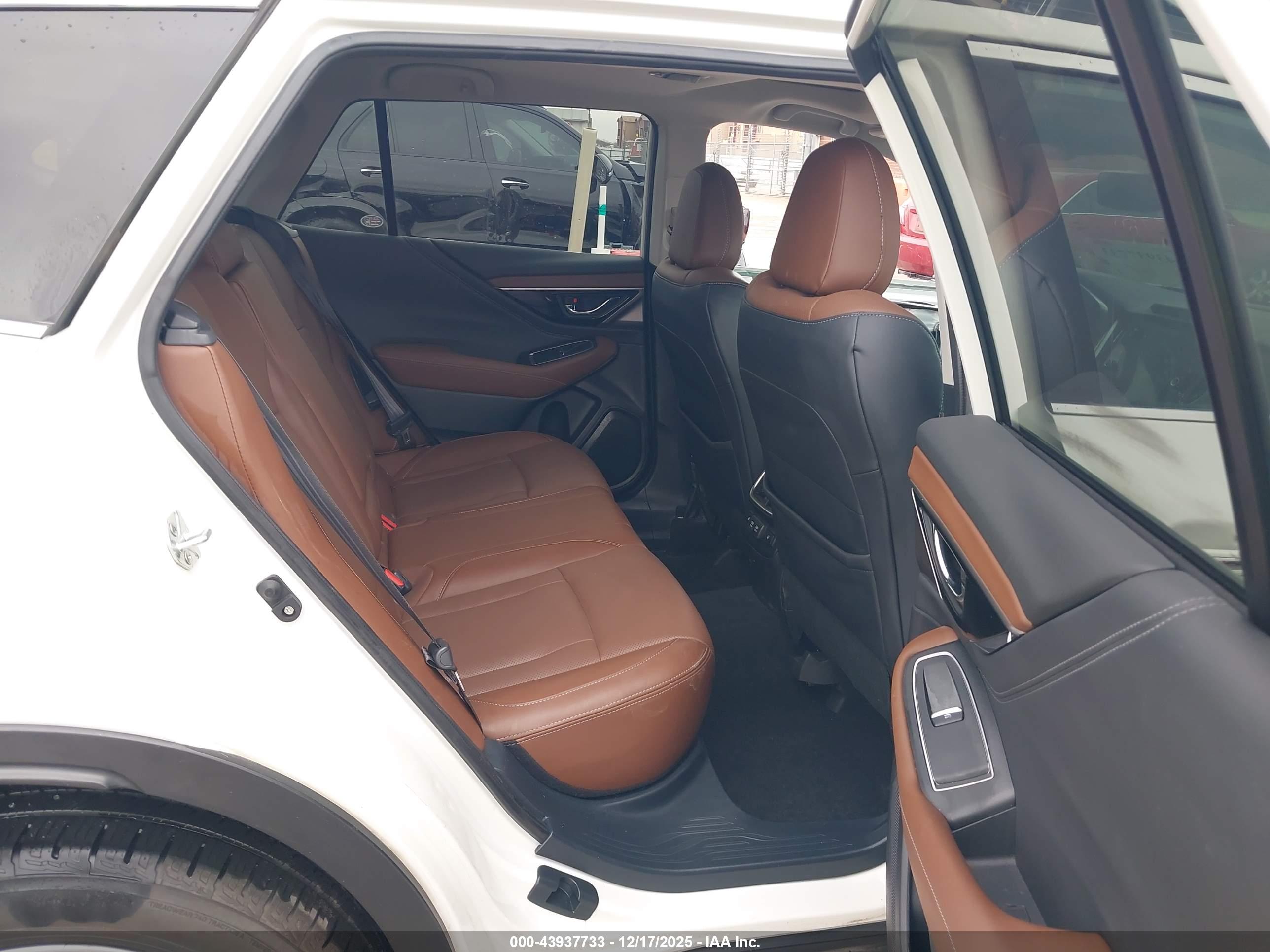 SUBARU OUTBACK image 8