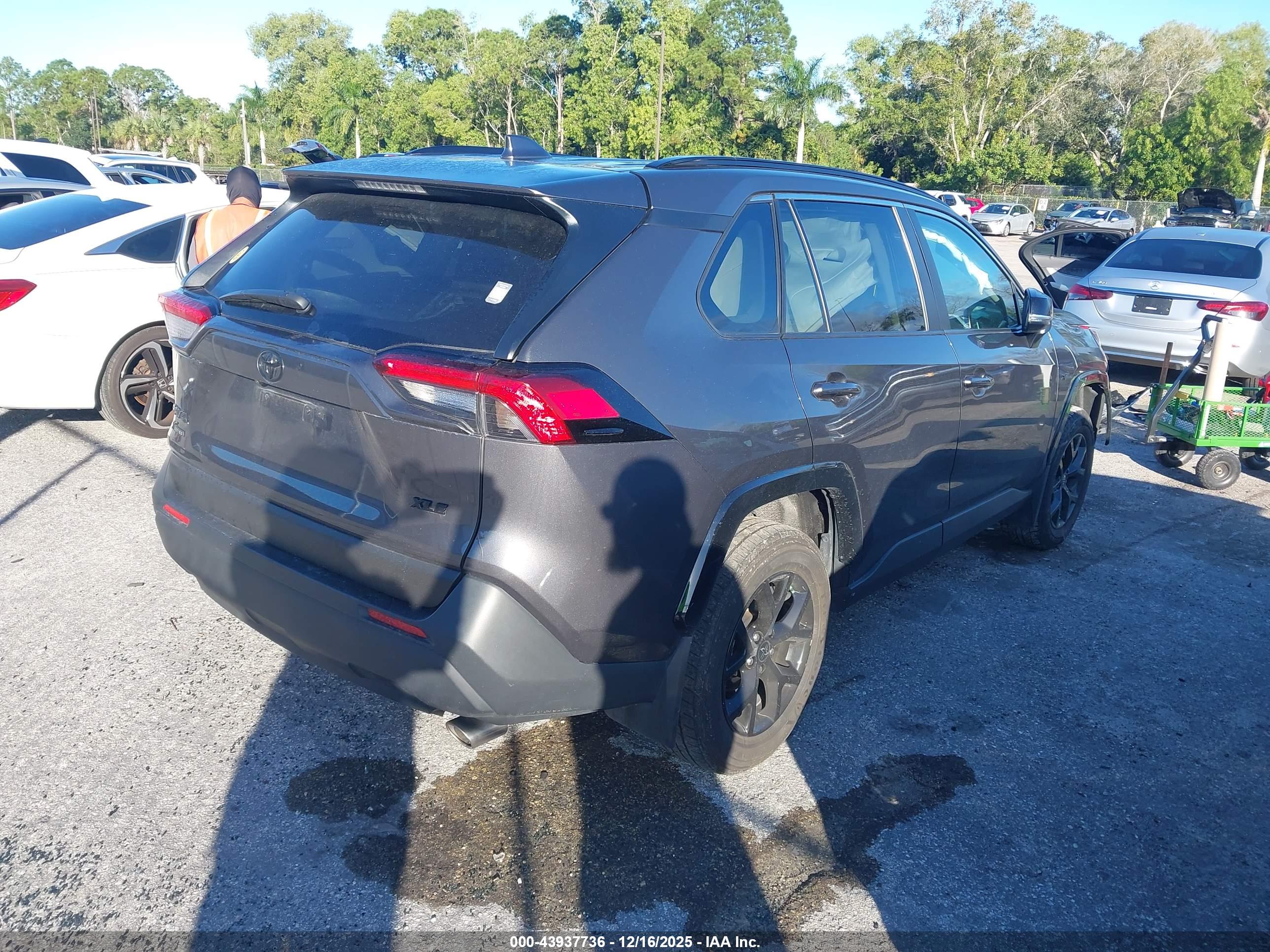 TOYOTA RAV4 image 4