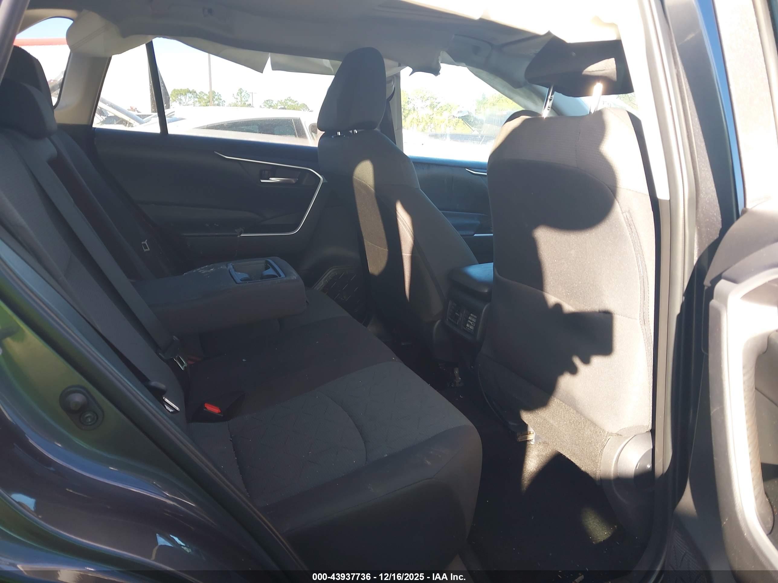 TOYOTA RAV4 image 8