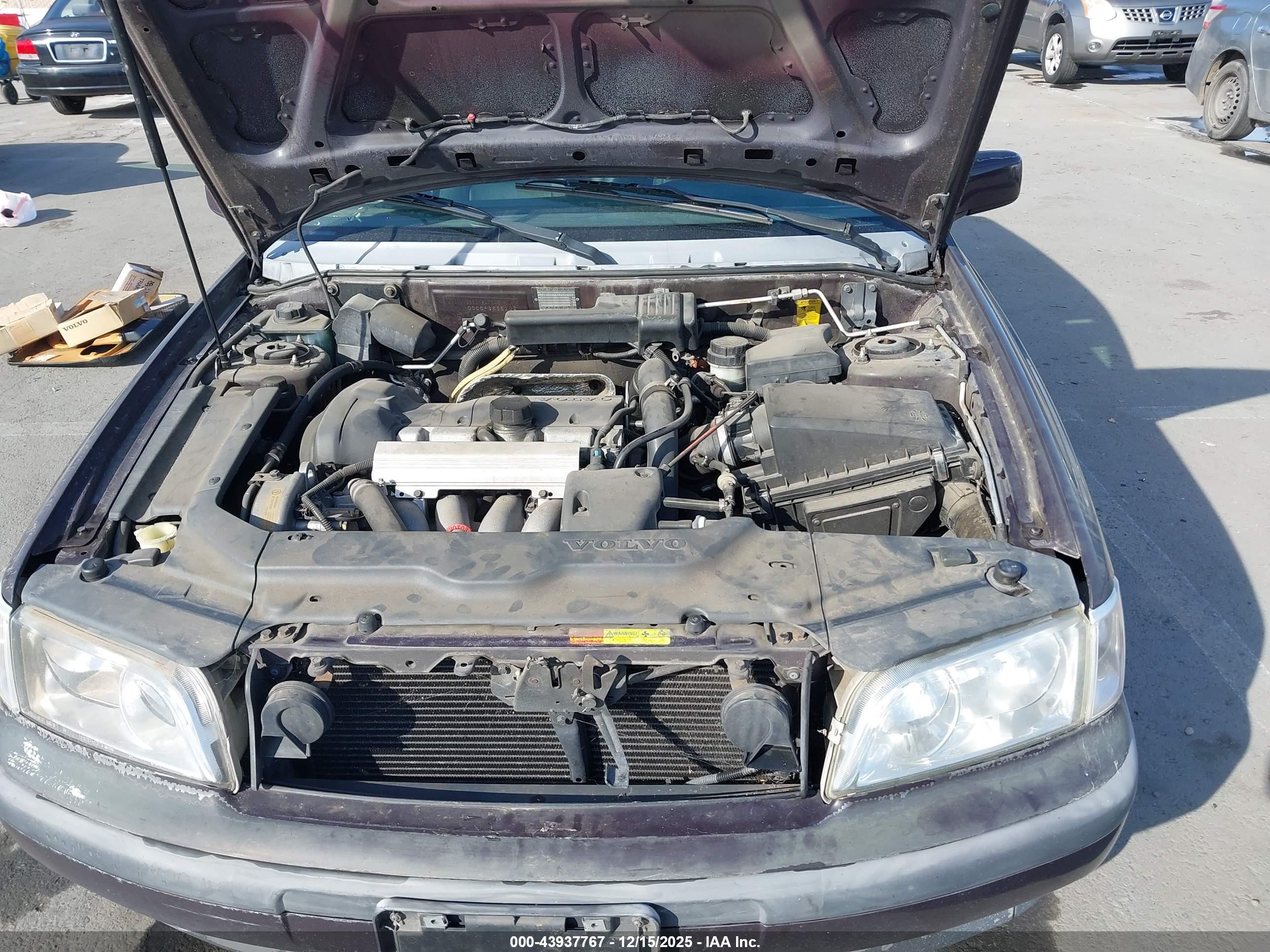 VOLVO V40 image 10