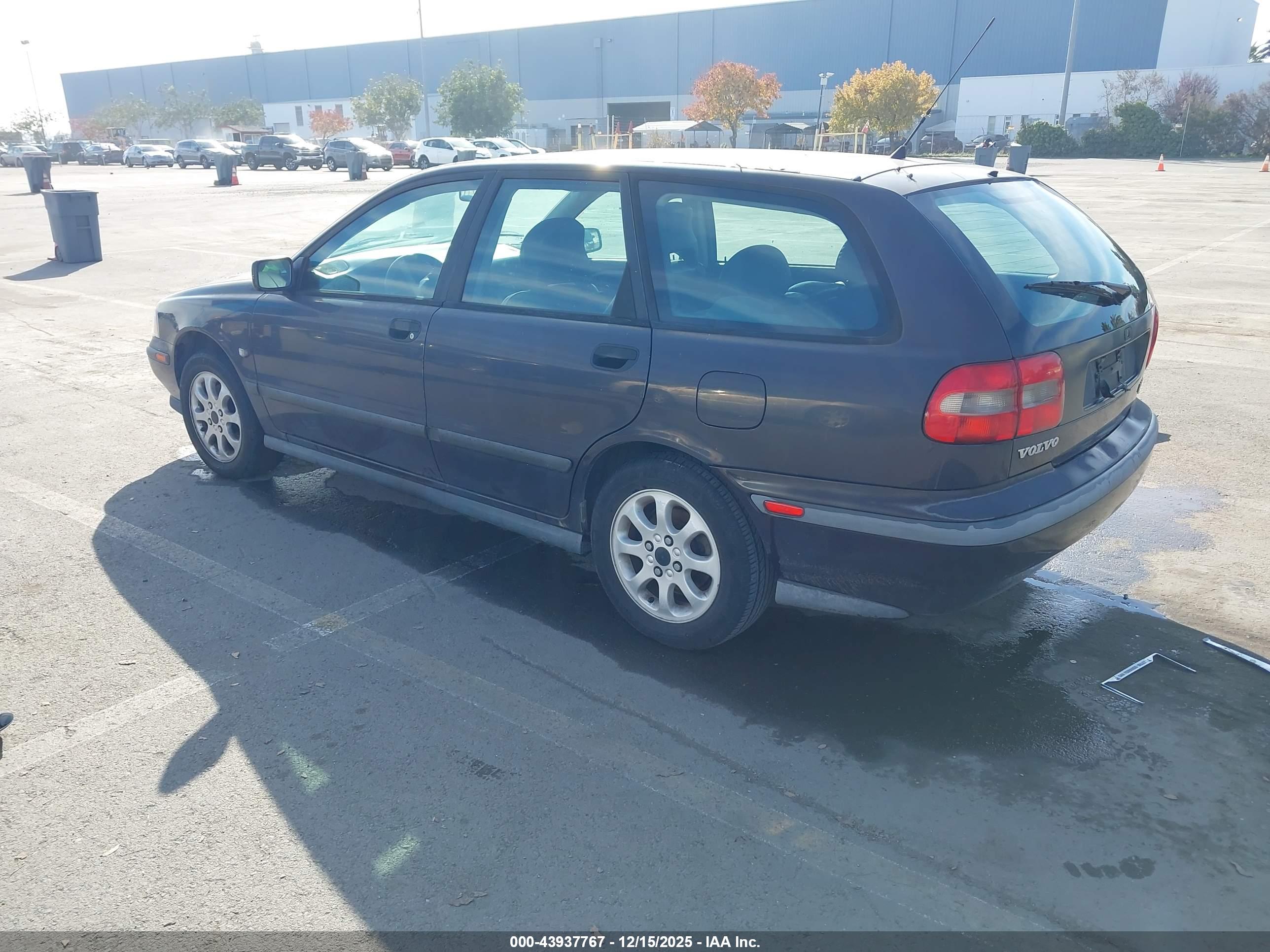 VOLVO V40 image 3