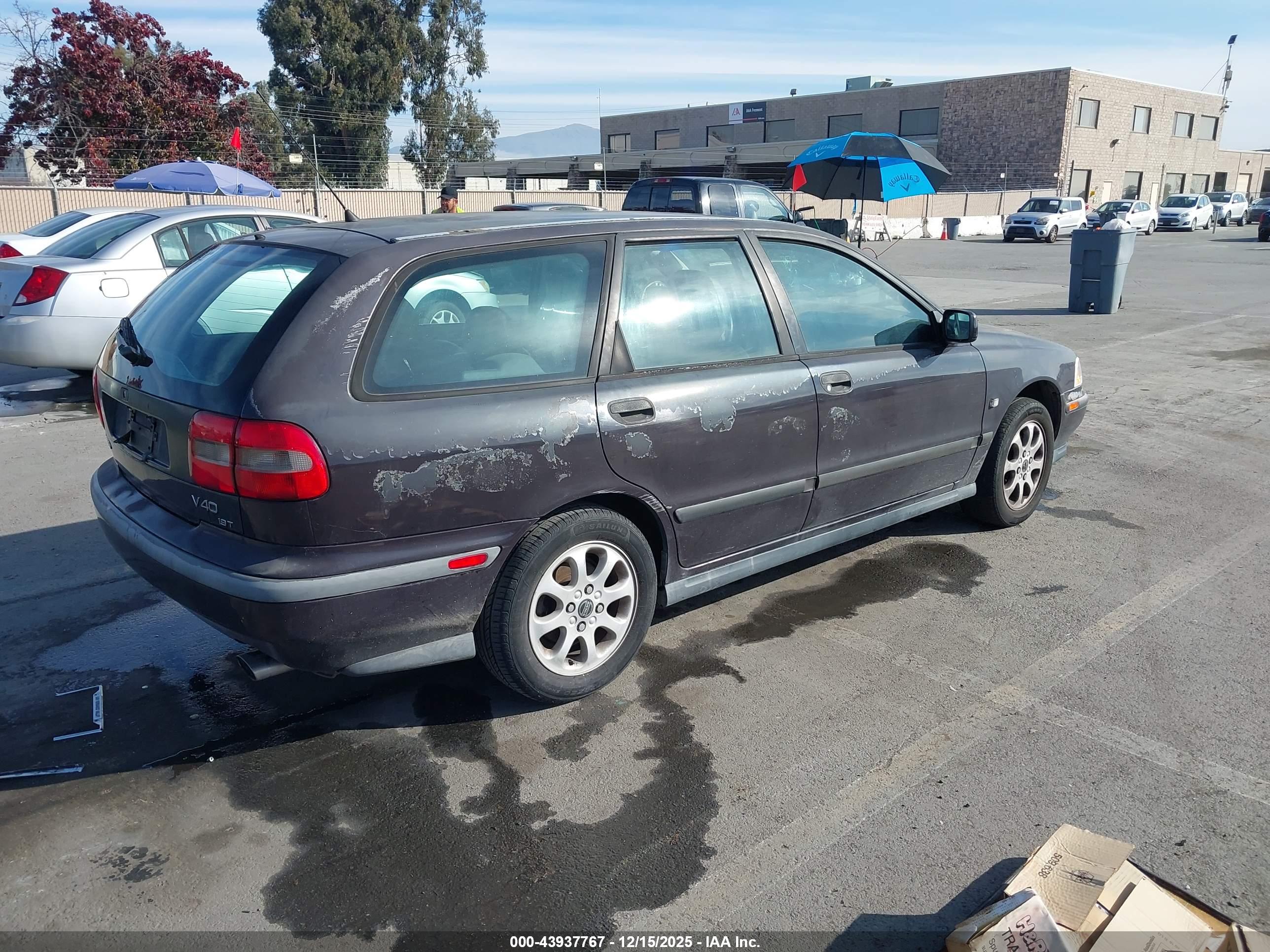 VOLVO V40 image 4