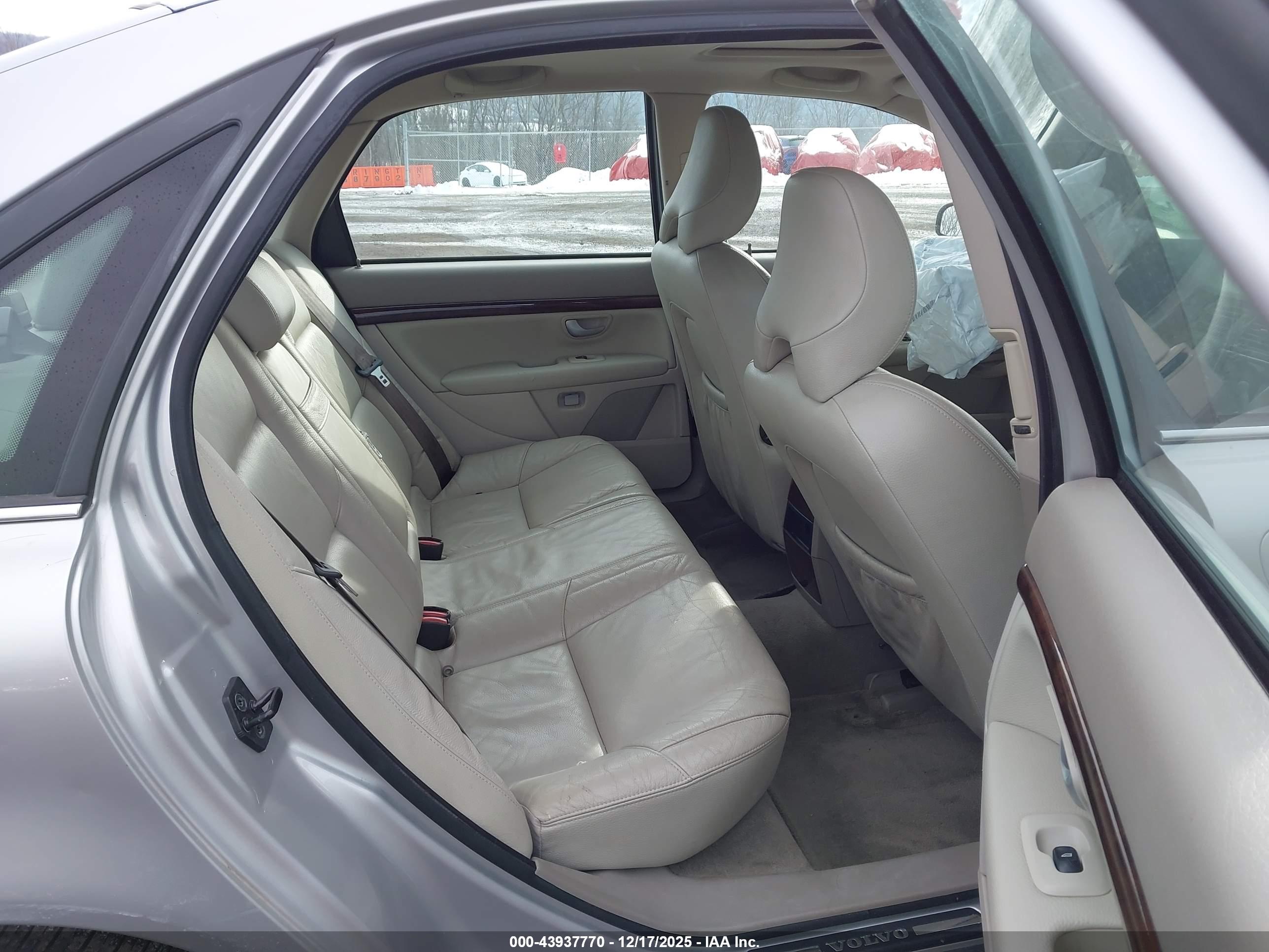 VOLVO S80 image 8