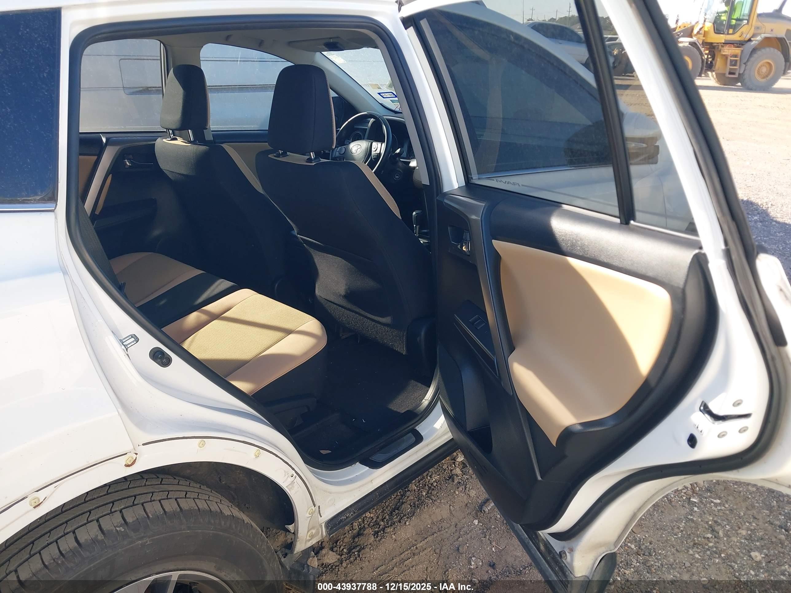 TOYOTA RAV4 image 8