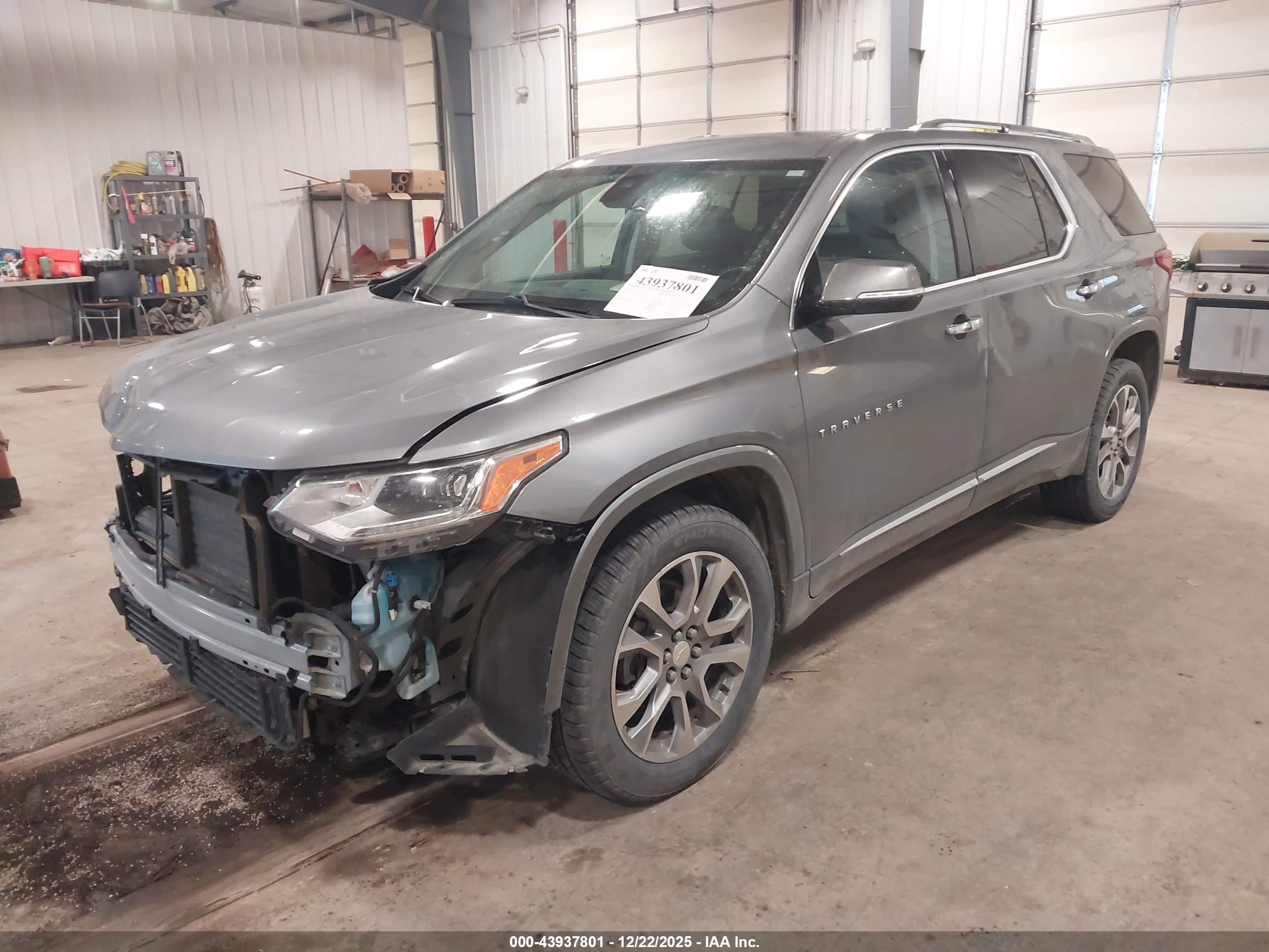 CHEVROLET TRAVERSE image 2