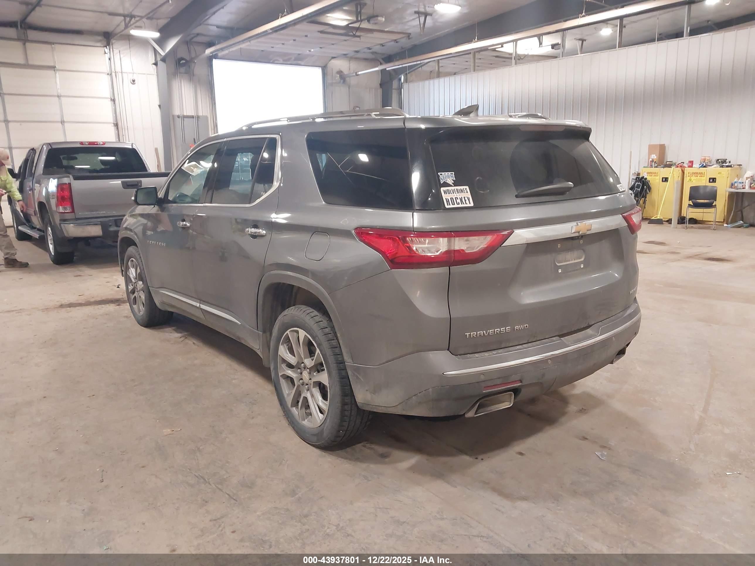 CHEVROLET TRAVERSE image 3