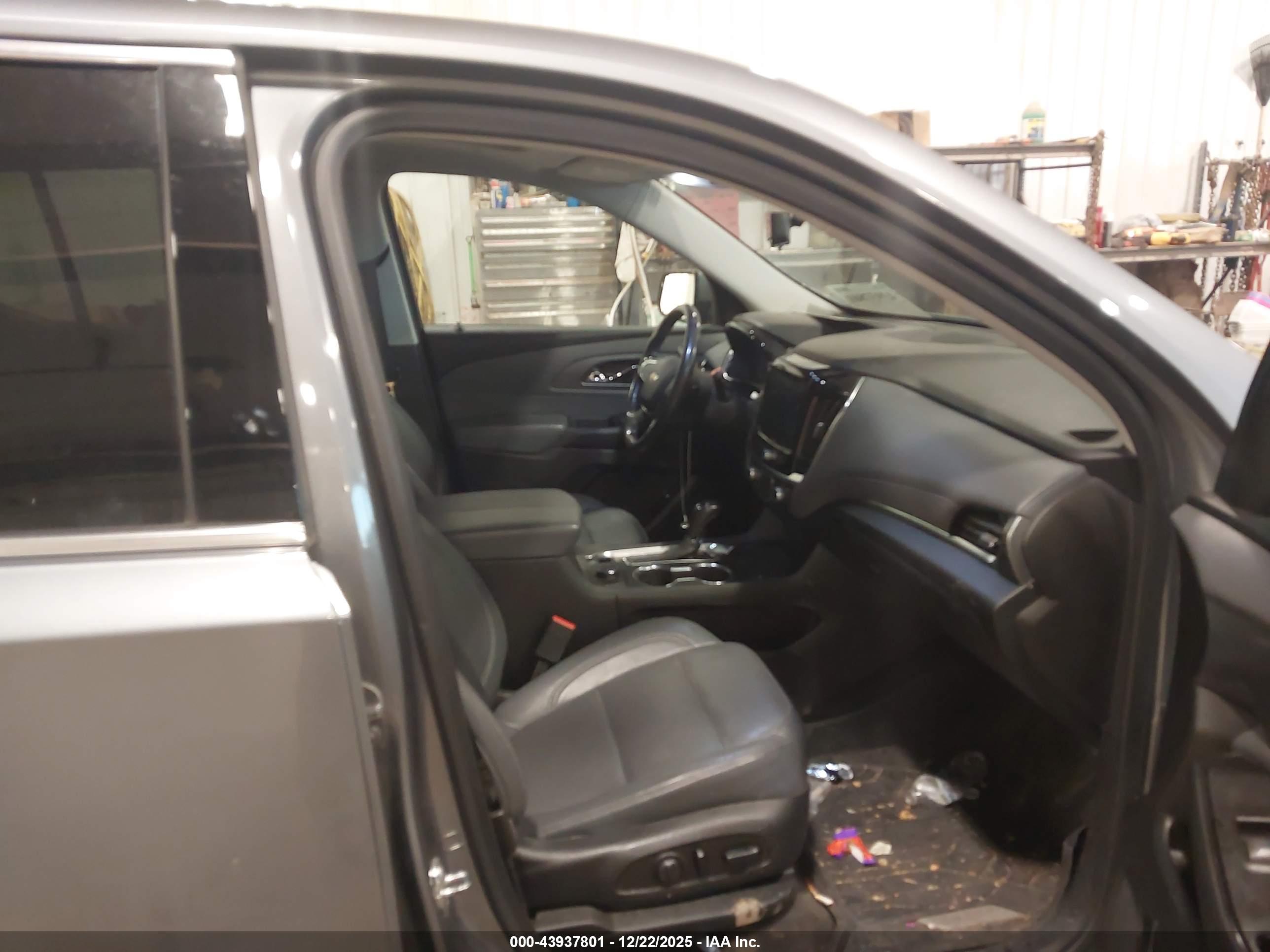 CHEVROLET TRAVERSE image 5