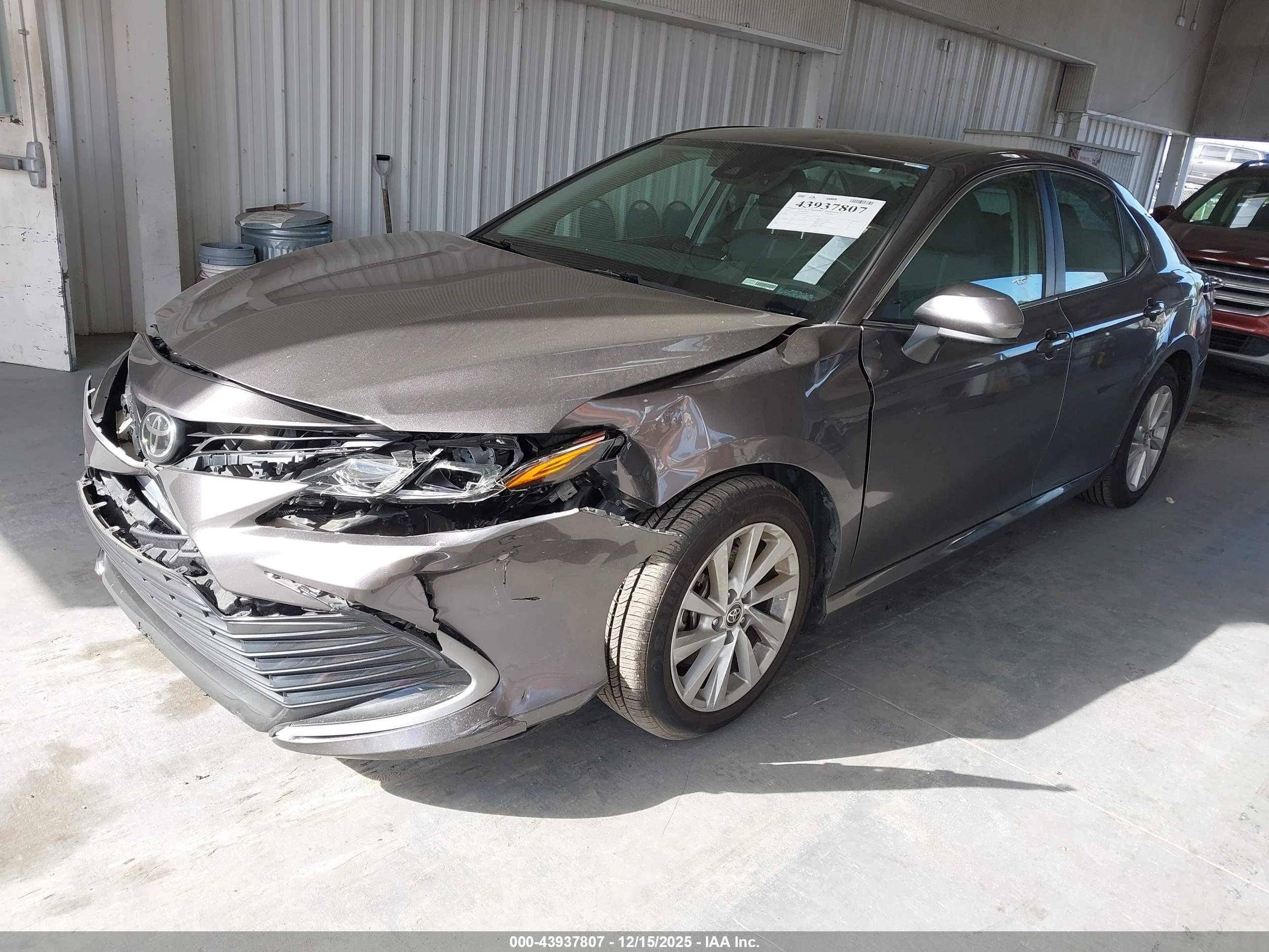 TOYOTA CAMRY image 2