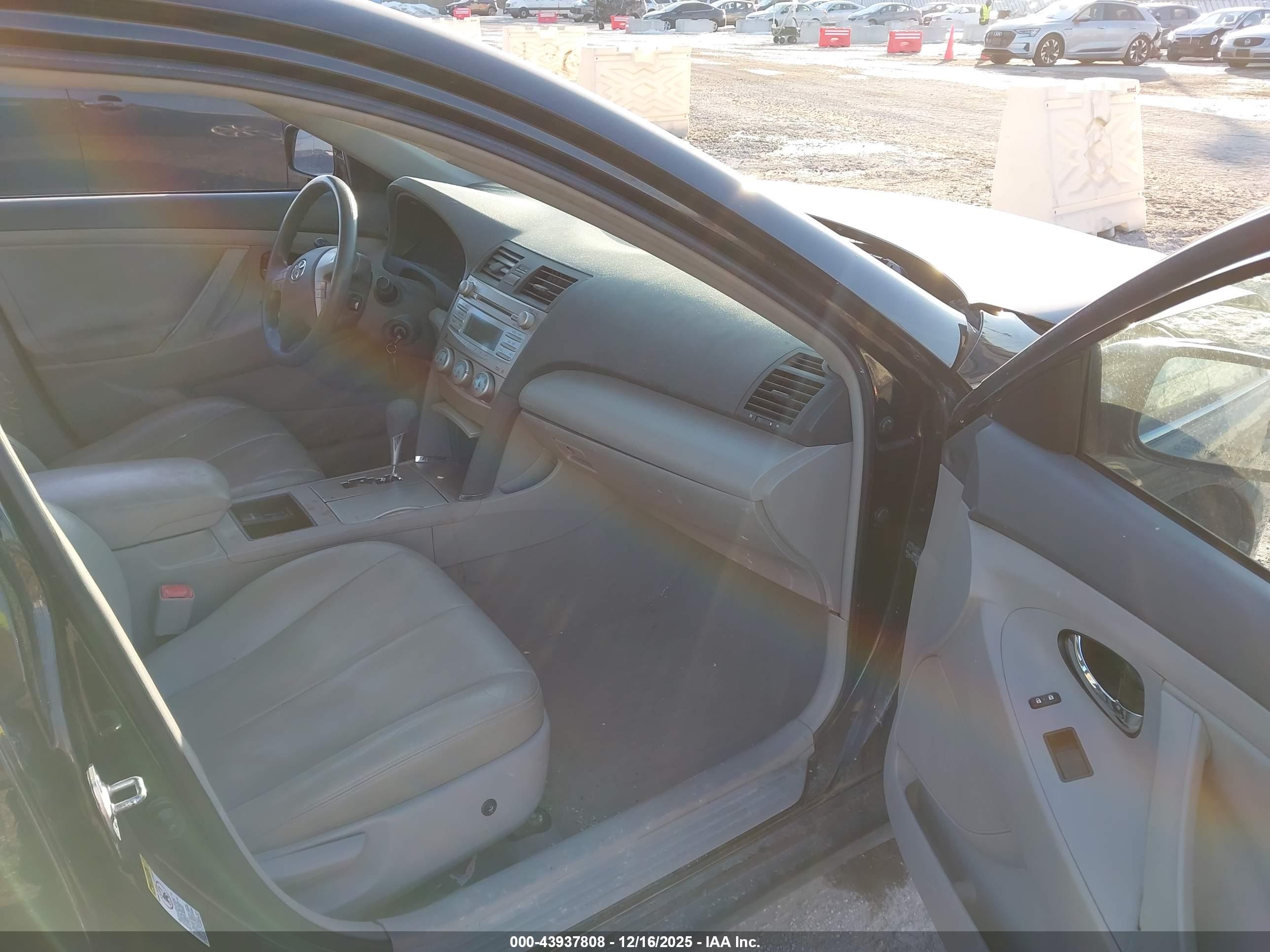 TOYOTA CAMRY image 5