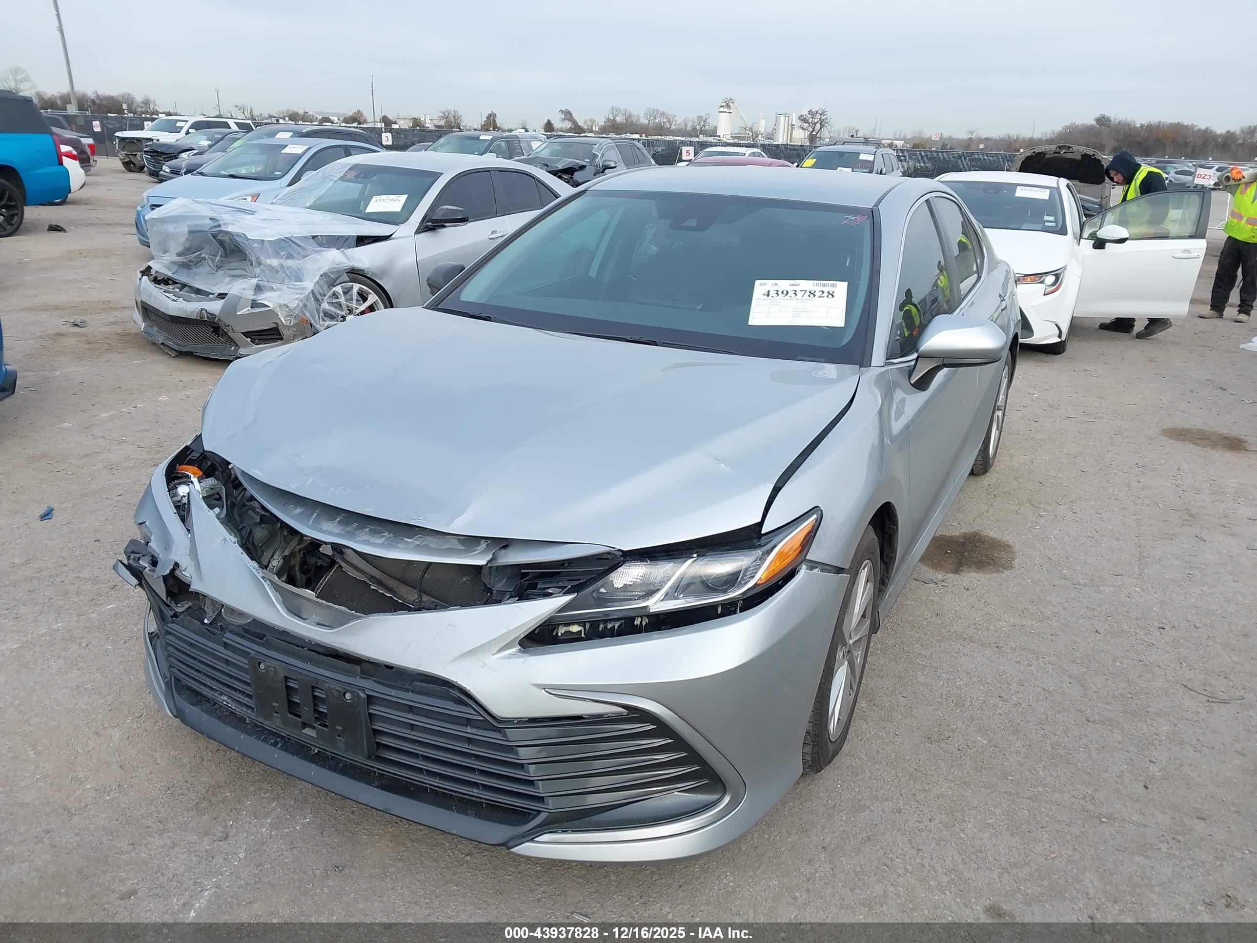 TOYOTA CAMRY image 2