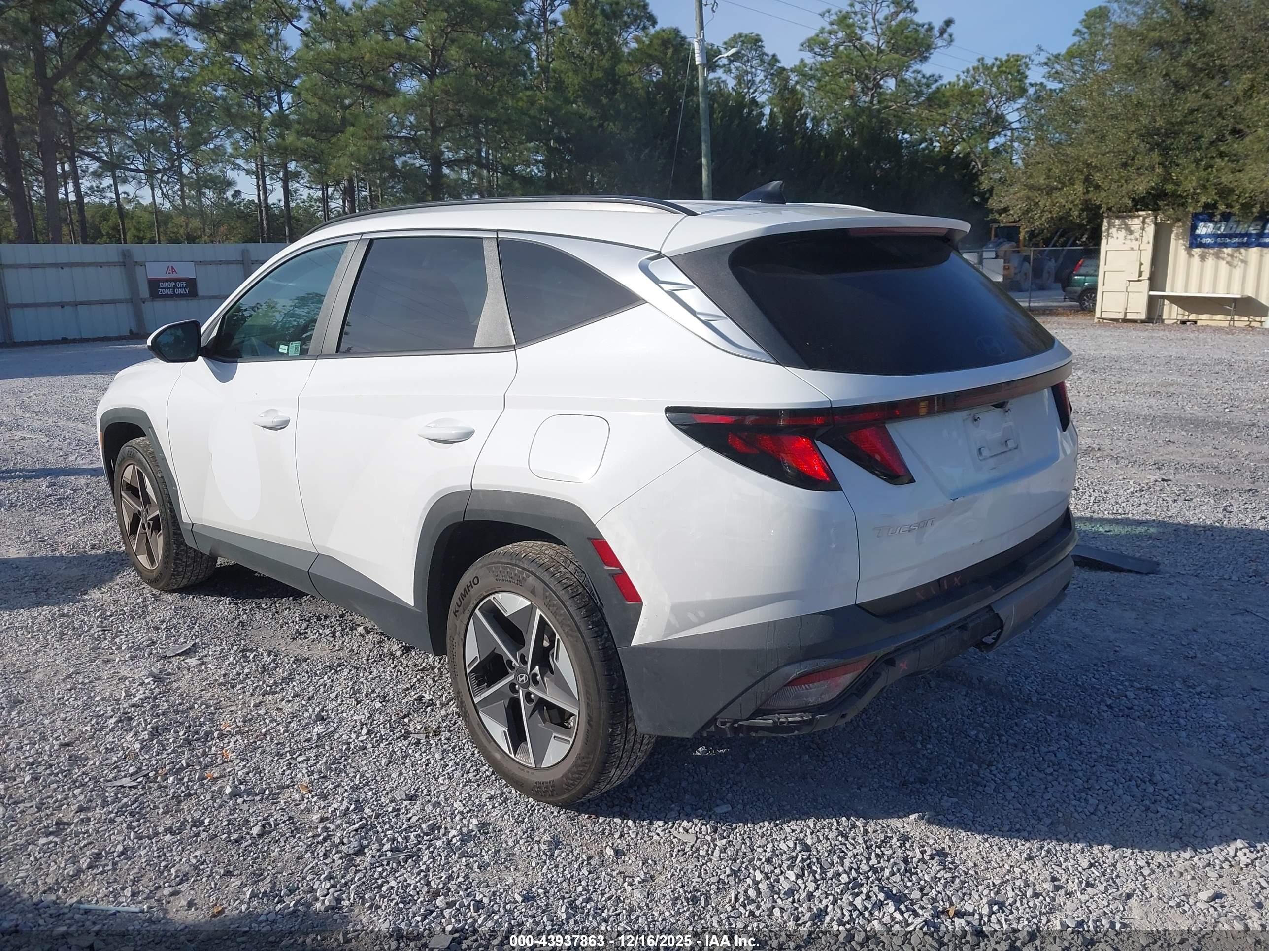 HYUNDAI TUCSON image 3