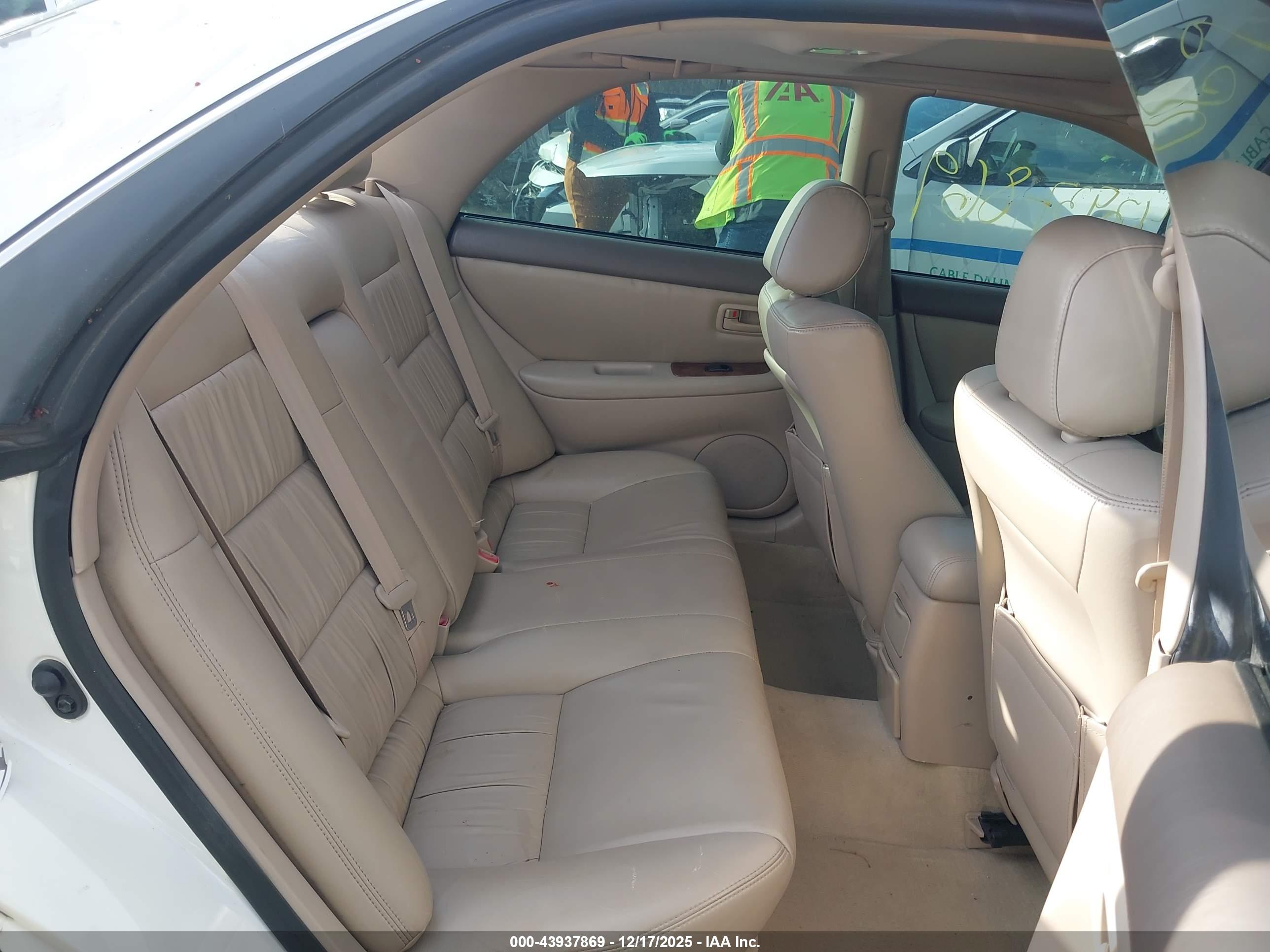 LEXUS ES image 8