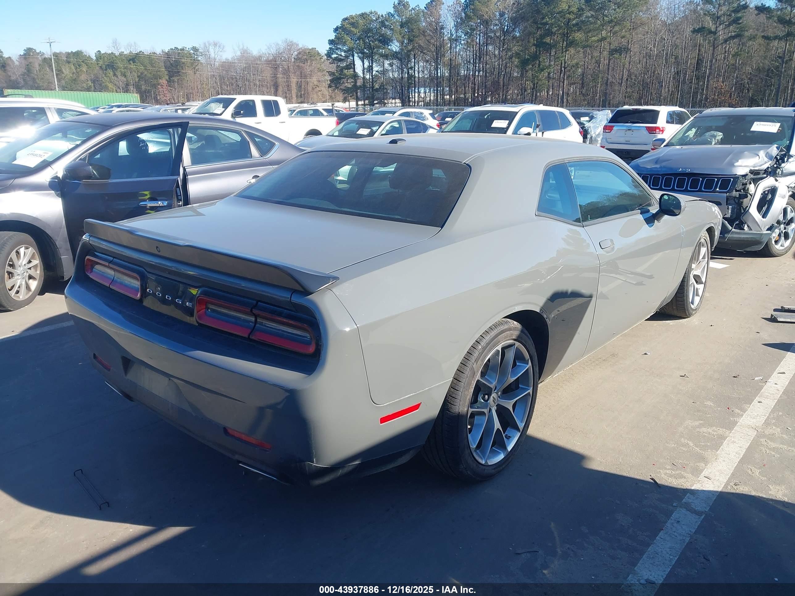 DODGE CHALLENGER image 4